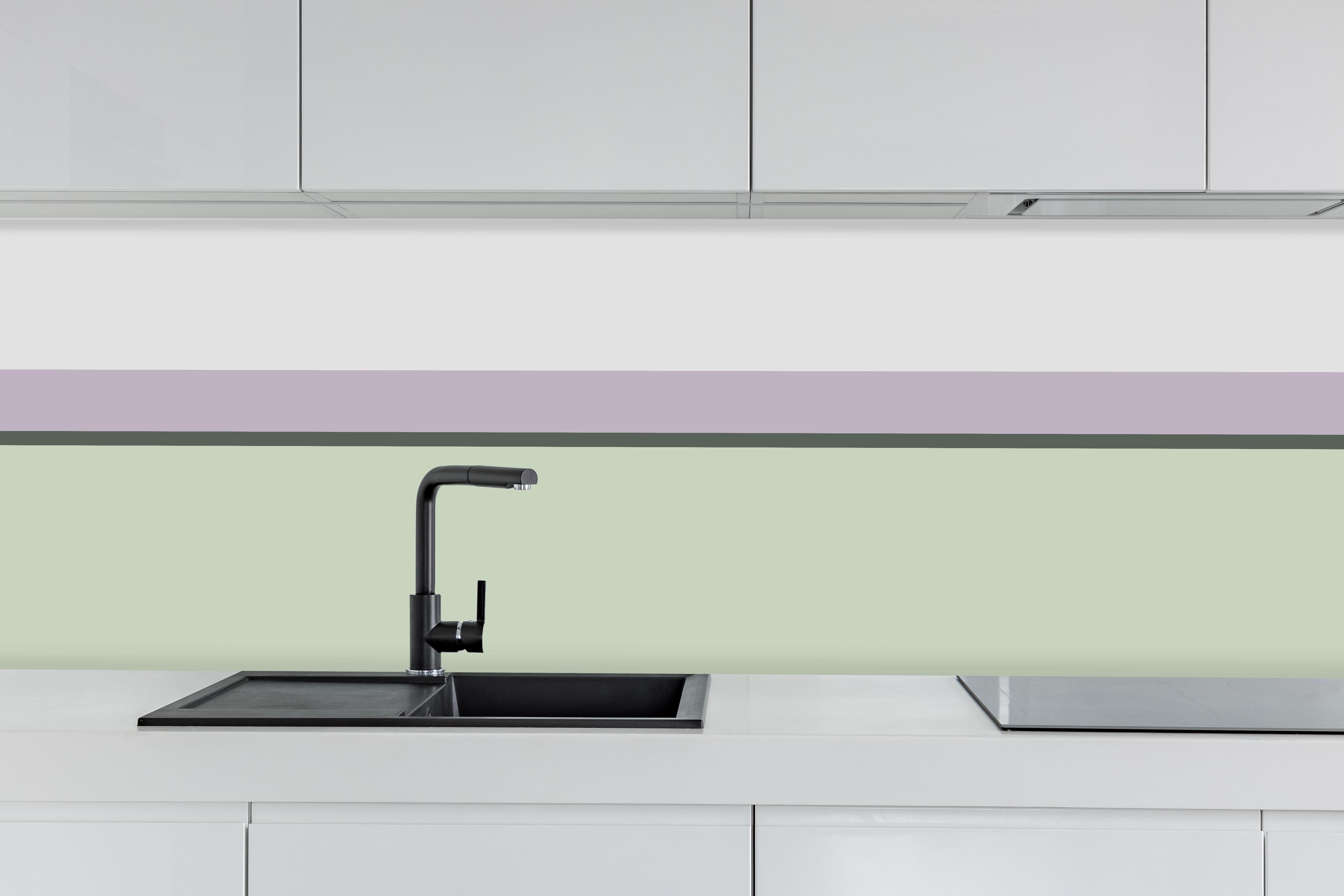 Küche - The Vintages - Horizontal - Benedict hinter weißen Hochglanz-Küchenregalen und schwarzem Wasserhahn