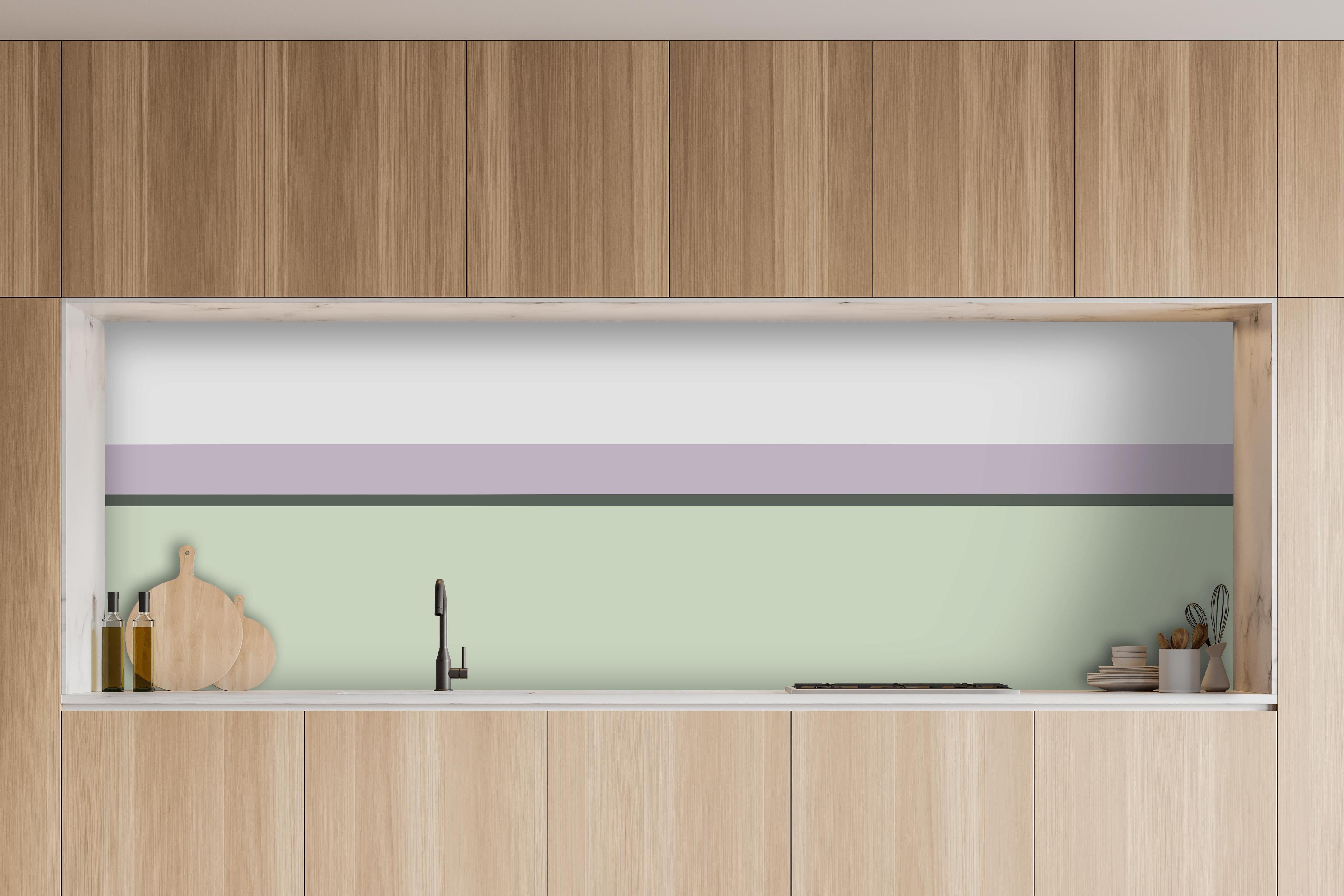 Küche - The Vintages - Horizontal - Benedict hinter weißen Hochglanz-Küchenregalen und schwarzem Wasserhahn