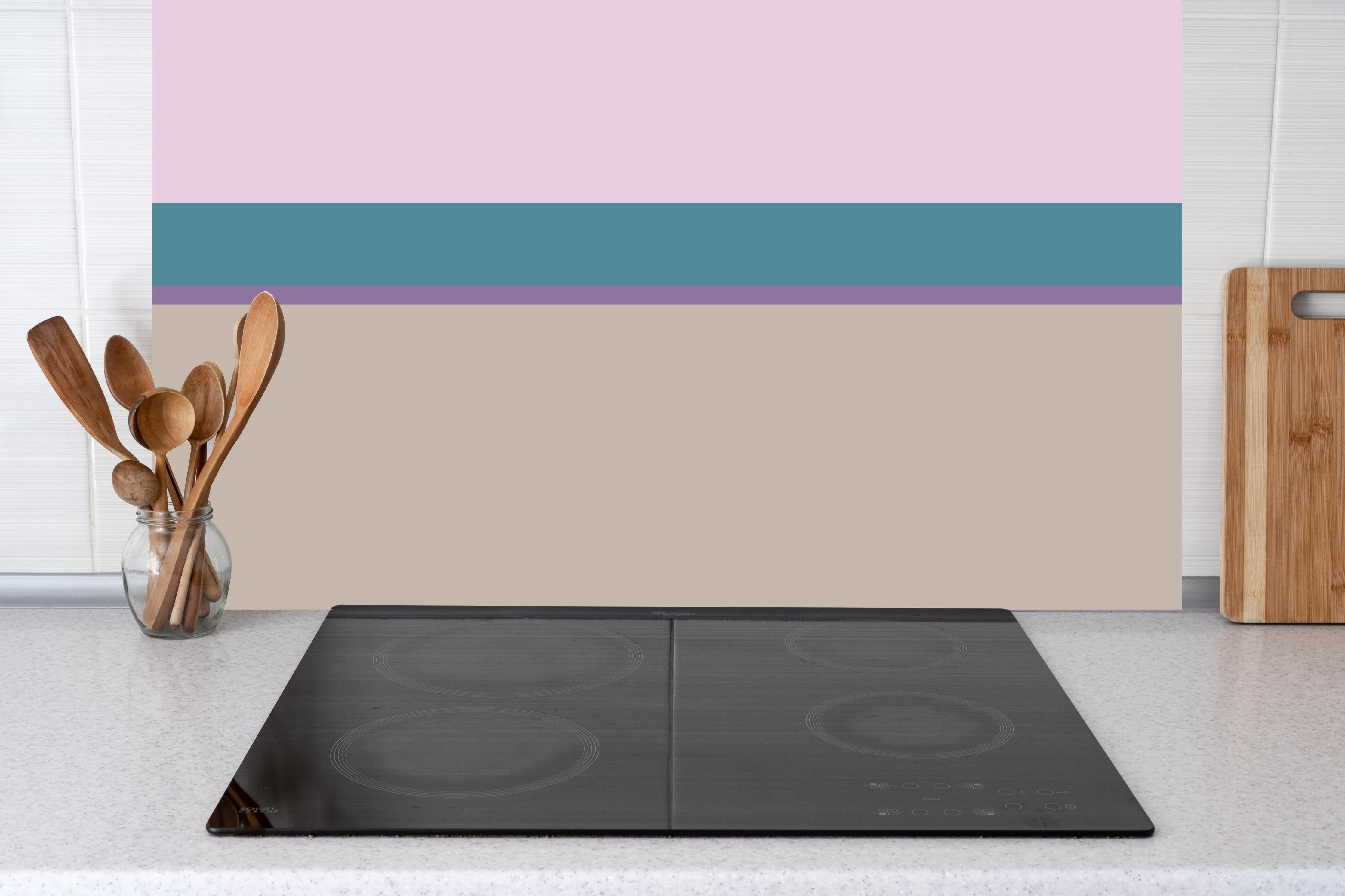 Küche - The Vintages - Horizontal - Daphne hinter weißen Hochglanz-Küchenregalen und schwarzem Wasserhahn