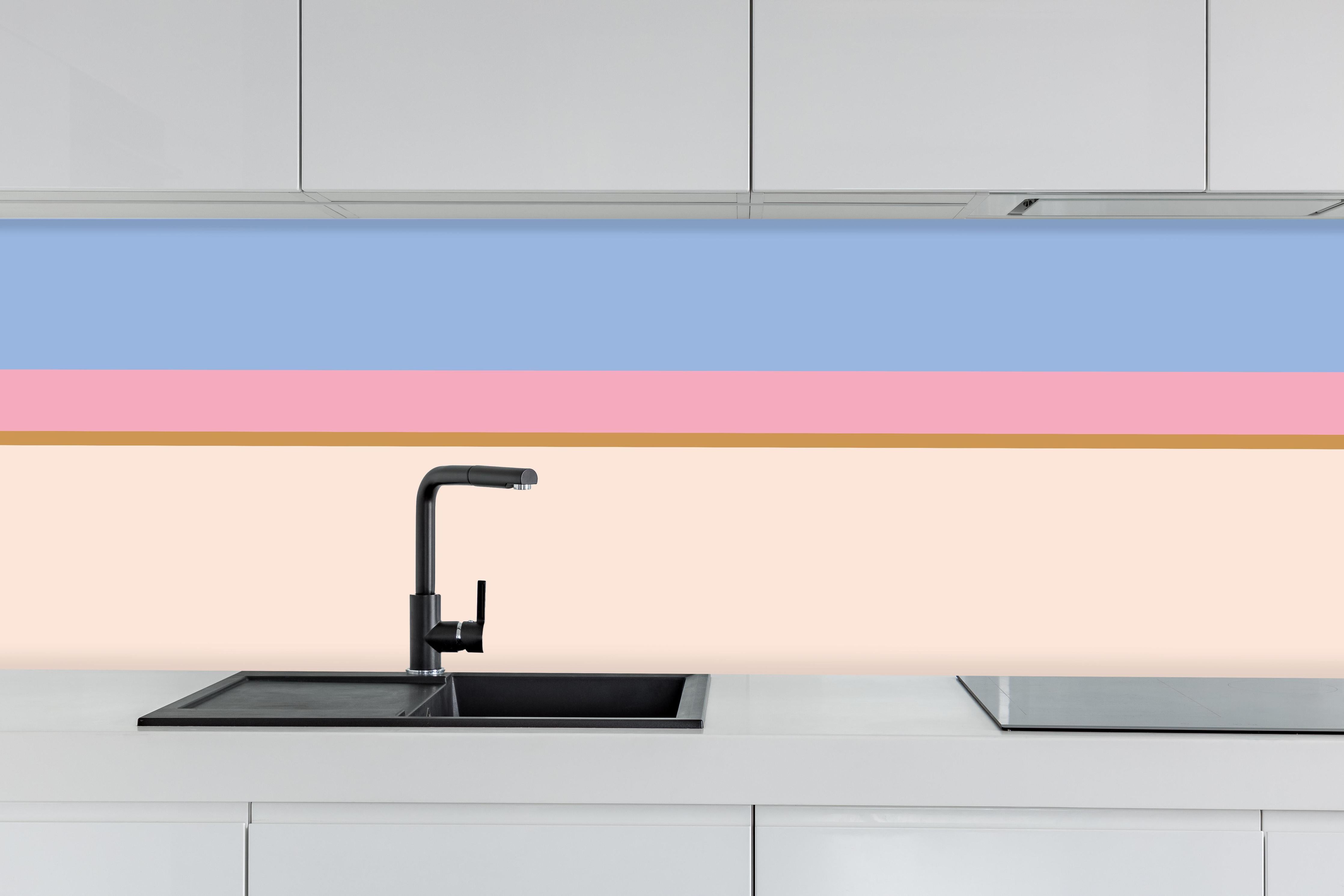 Küche - The Vintages - Horizontal - Eloise hinter weißen Hochglanz-Küchenregalen und schwarzem Wasserhahn