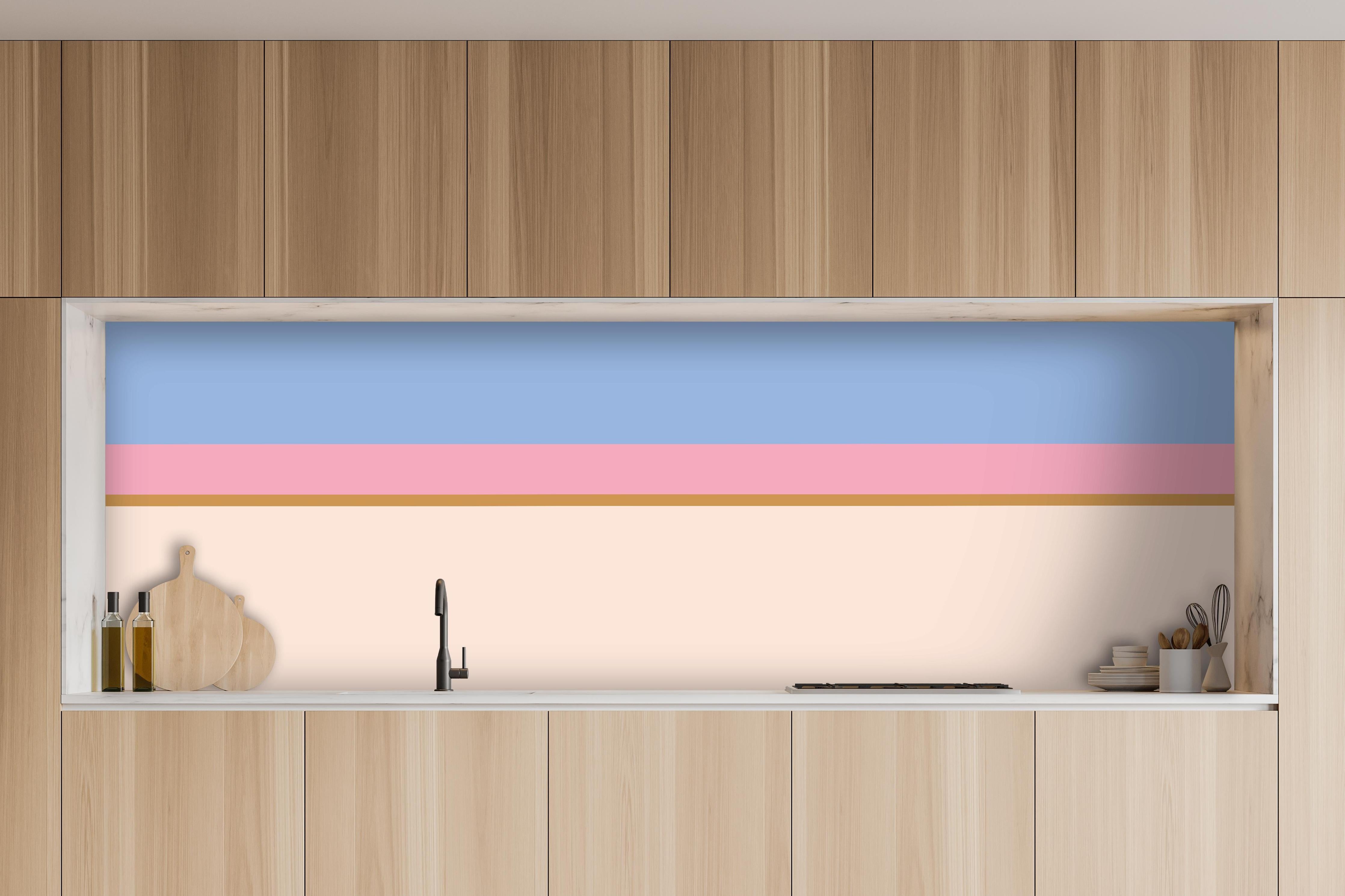 Küche - The Vintages - Horizontal - Eloise hinter weißen Hochglanz-Küchenregalen und schwarzem Wasserhahn