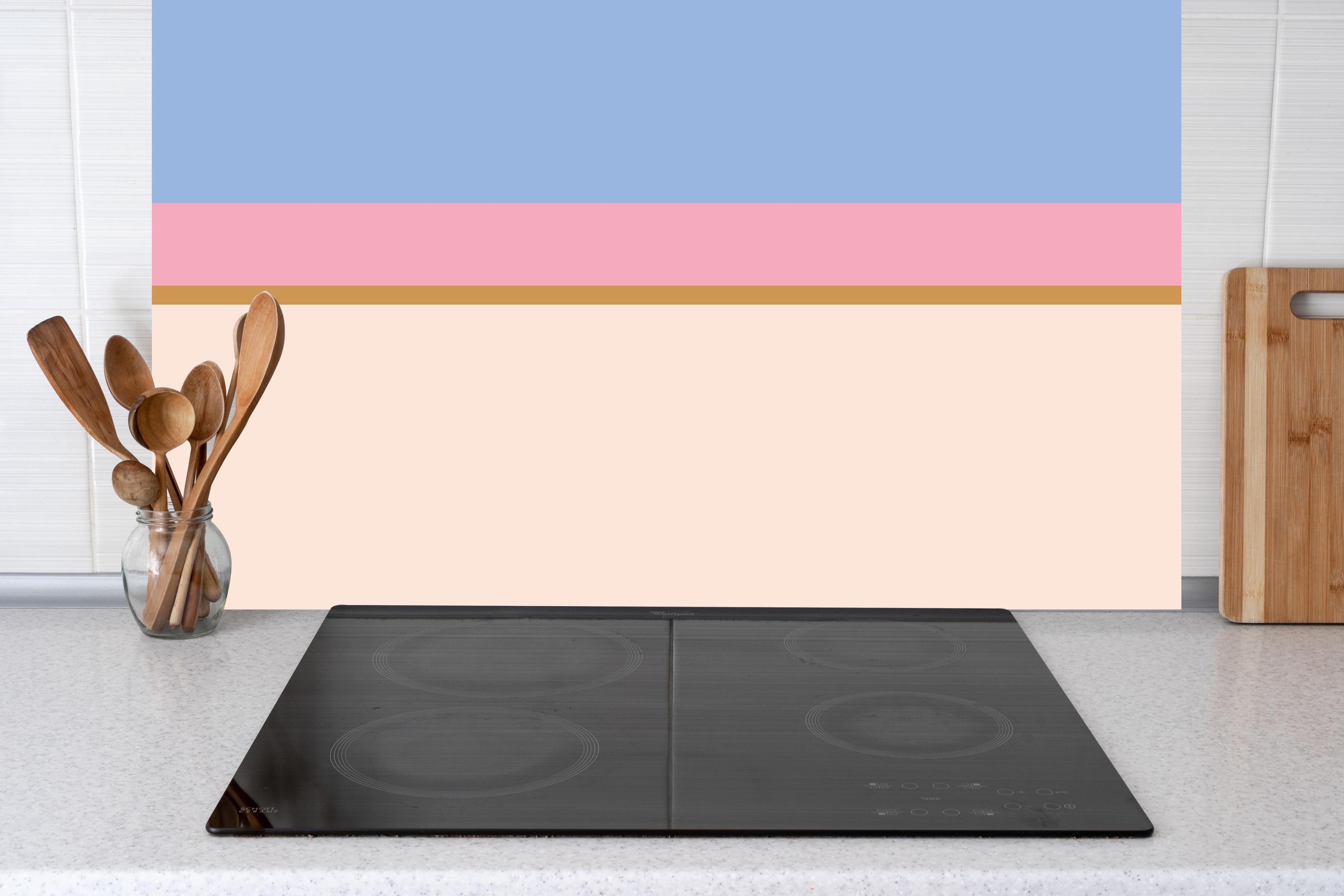 Küche - The Vintages - Horizontal - Eloise hinter weißen Hochglanz-Küchenregalen und schwarzem Wasserhahn