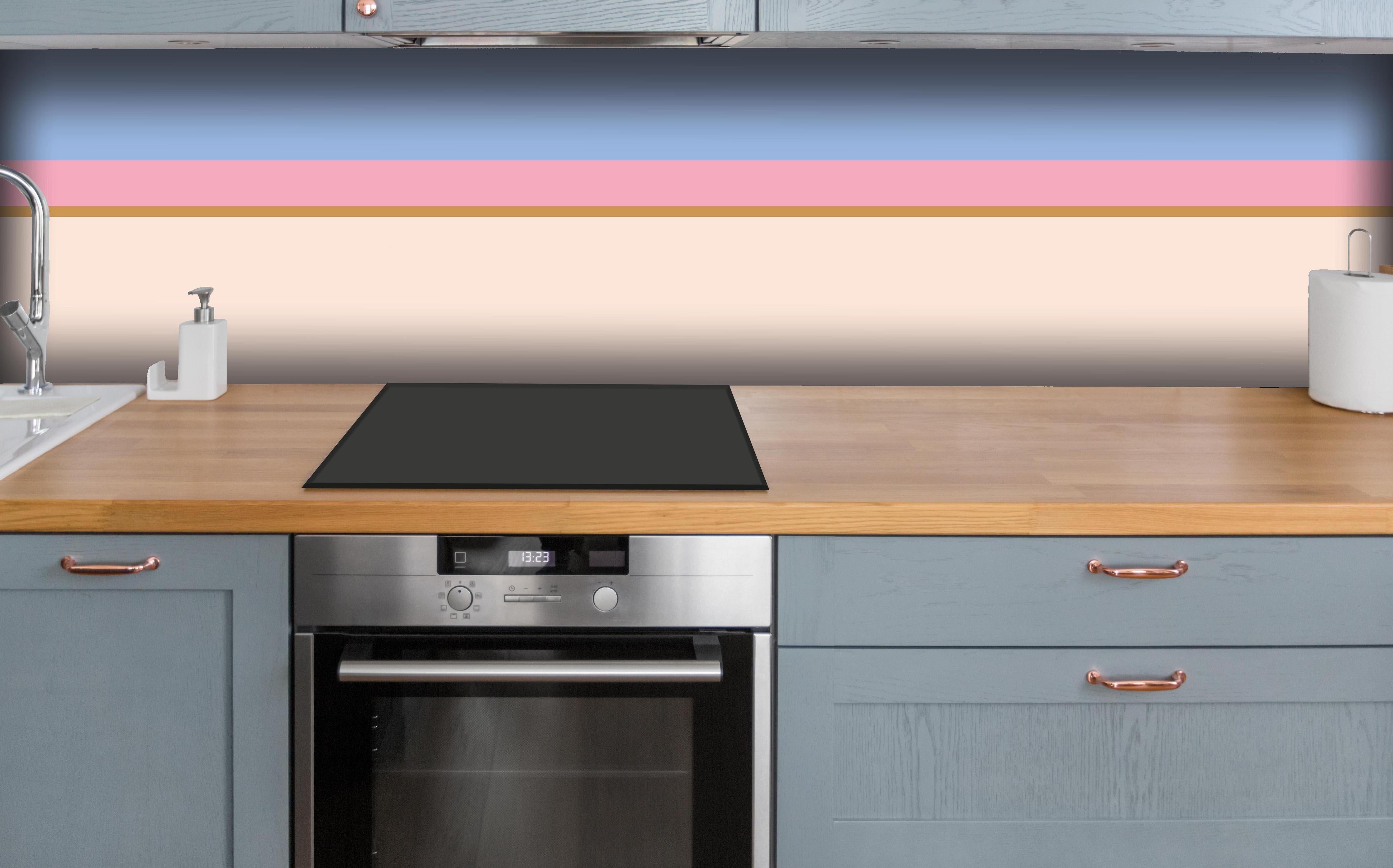 Küche - The Vintages - Horizontal - Eloise hinter weißen Hochglanz-Küchenregalen und schwarzem Wasserhahn