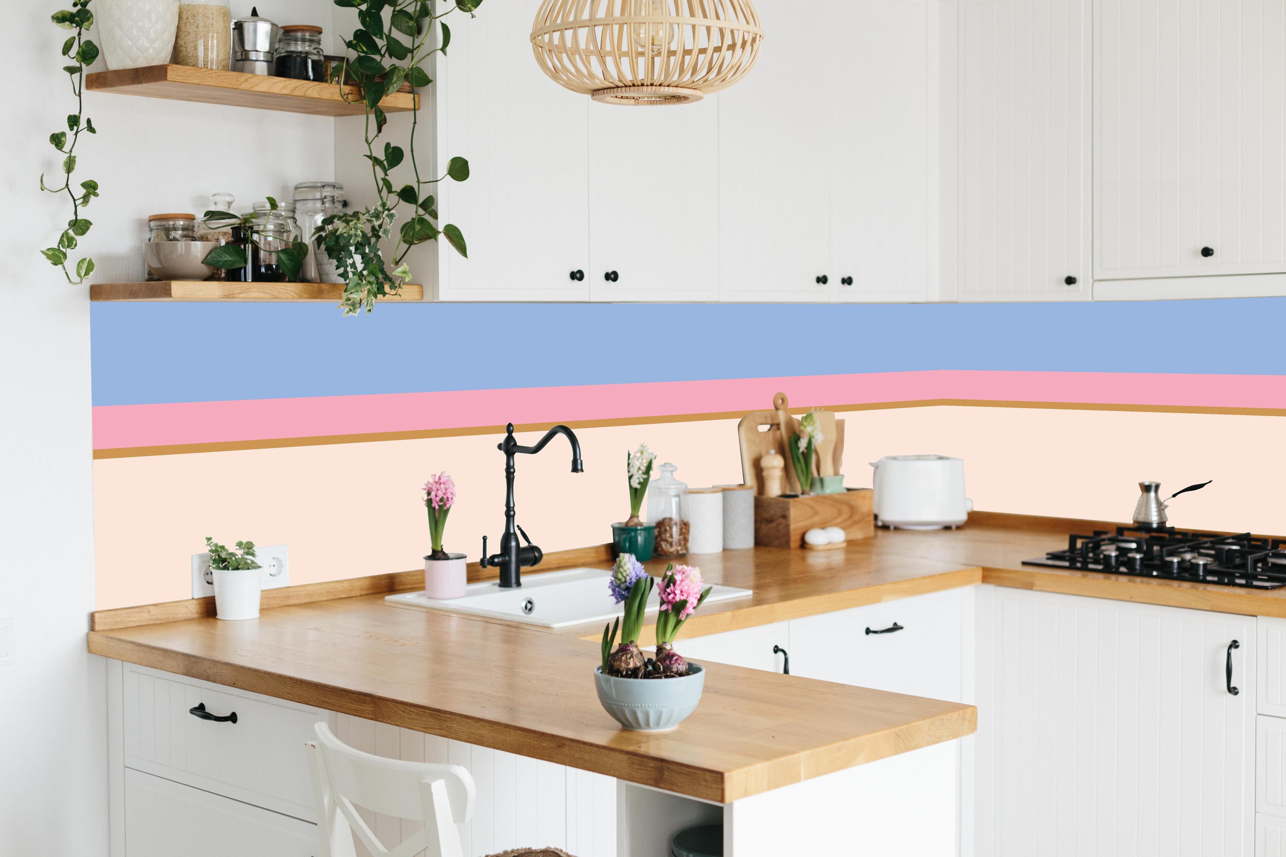 Küche - The Vintages - Horizontal - Eloise hinter weißen Hochglanz-Küchenregalen und schwarzem Wasserhahn