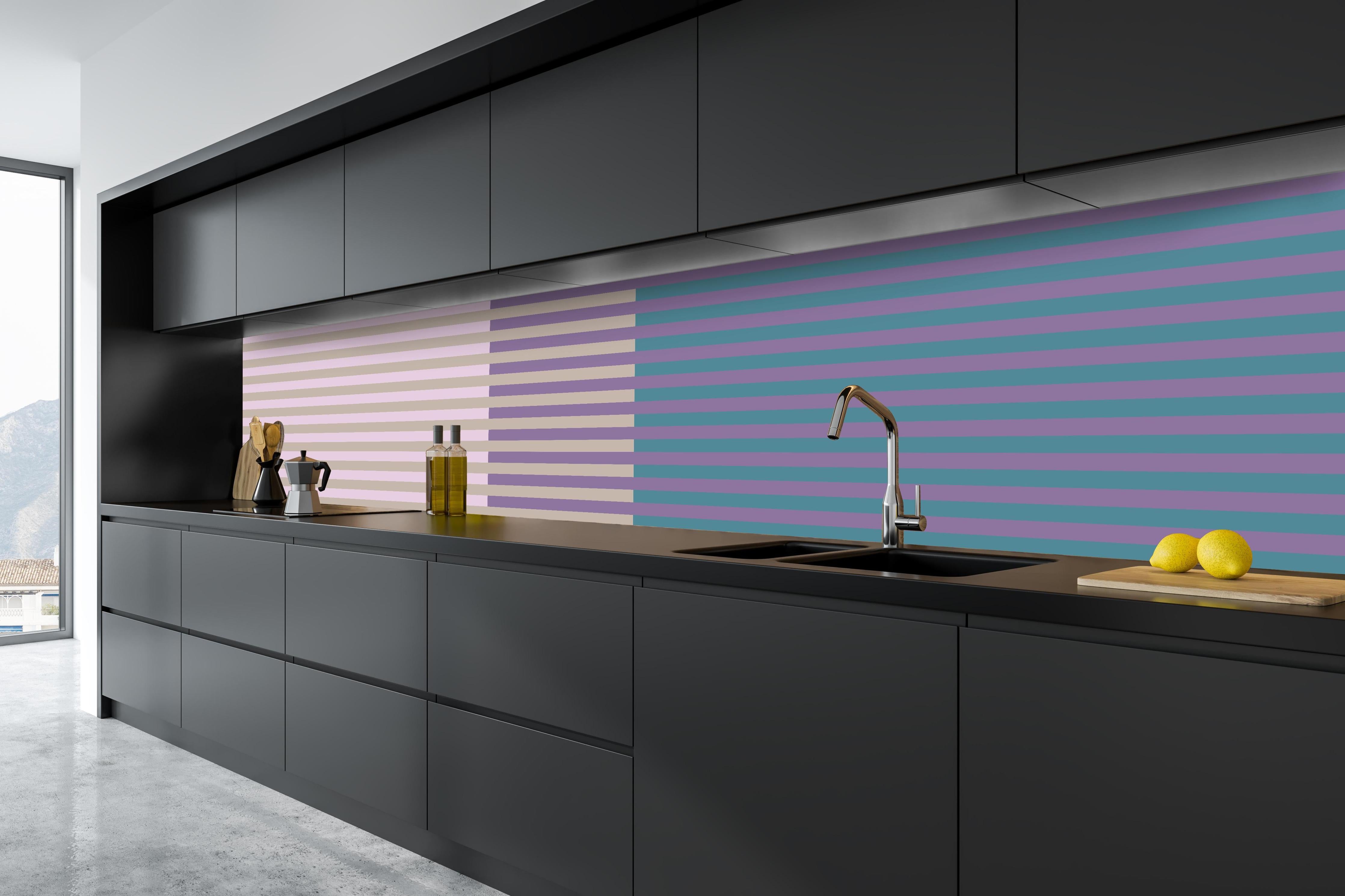 Küche - The Vintages - Multy Stripes - Daphne hinter weißen Hochglanz-Küchenregalen und schwarzem Wasserhahn