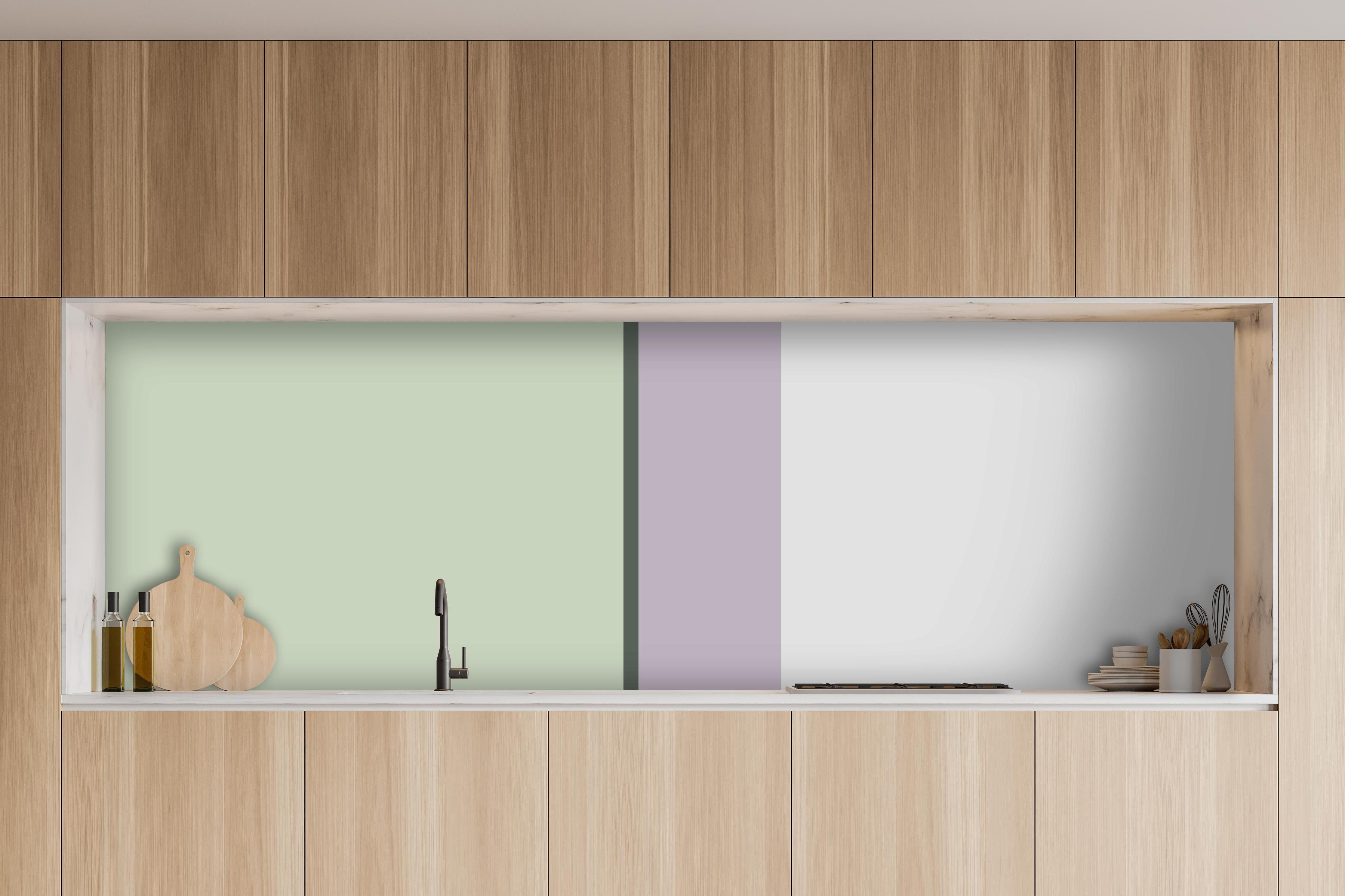 Küche - The Vintages - Vertikal - Benedict hinter weißen Hochglanz-Küchenregalen und schwarzem Wasserhahn