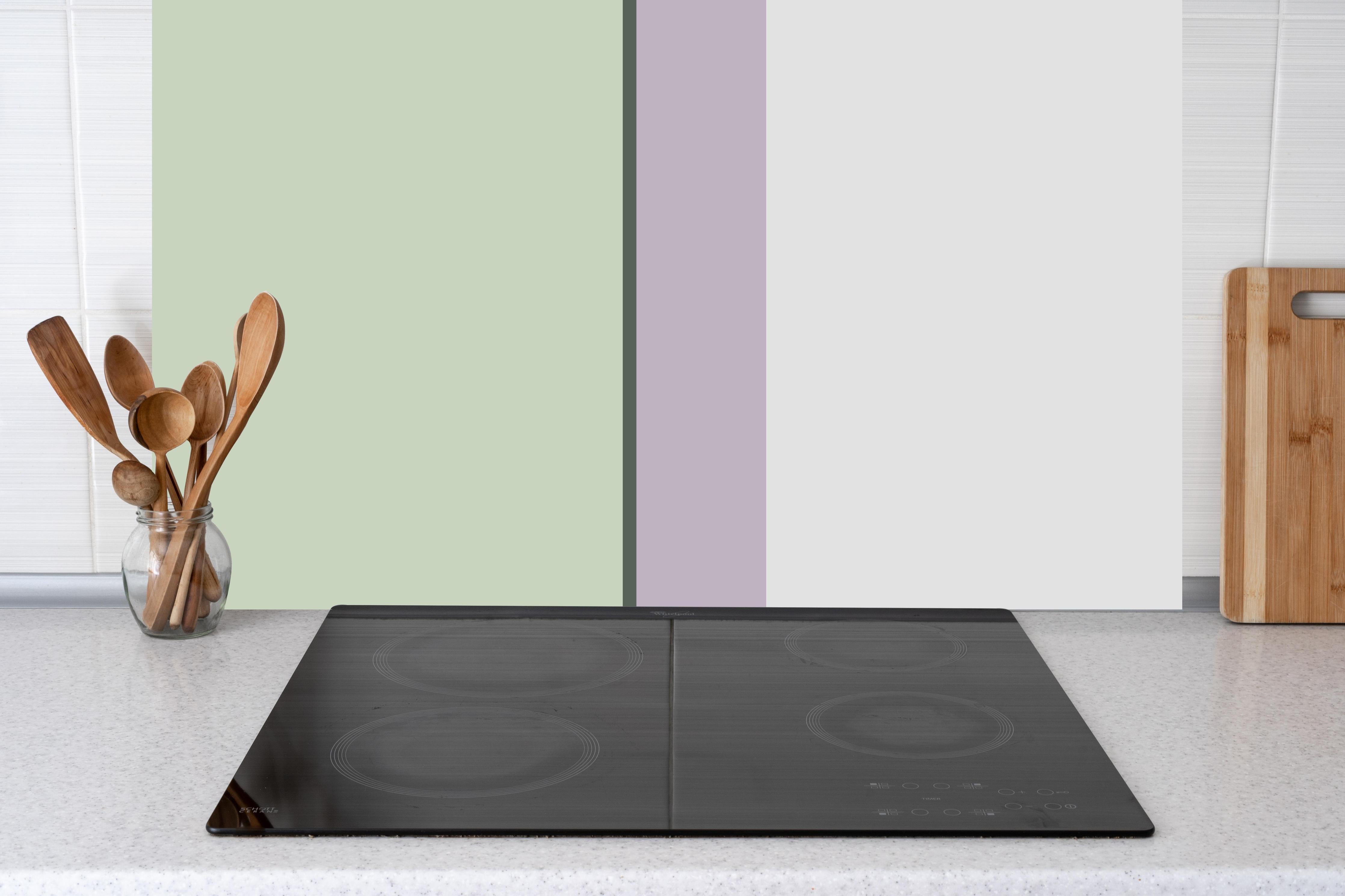 Küche - The Vintages - Vertikal - Benedict hinter weißen Hochglanz-Küchenregalen und schwarzem Wasserhahn