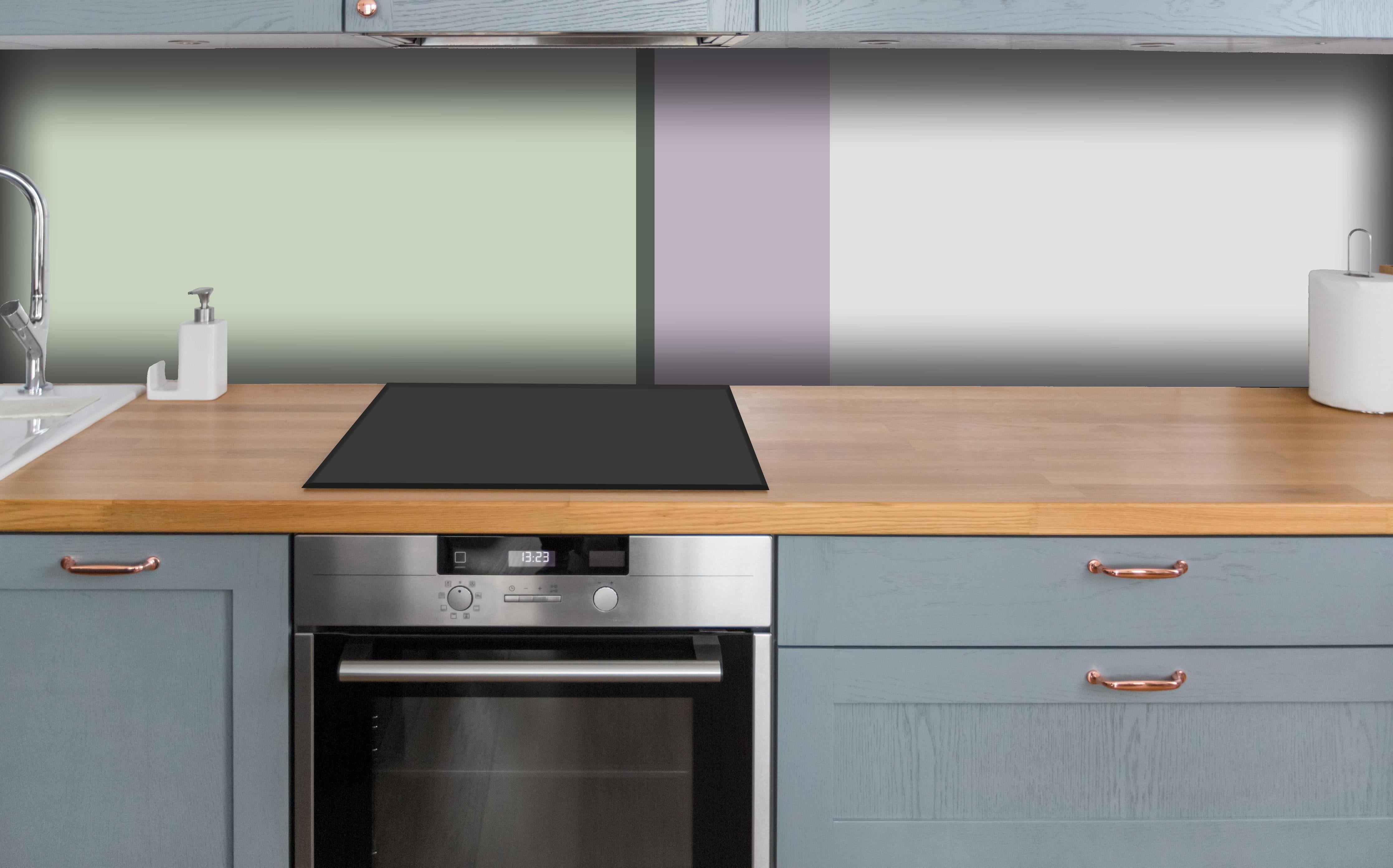 Küche - The Vintages - Vertikal - Benedict hinter weißen Hochglanz-Küchenregalen und schwarzem Wasserhahn