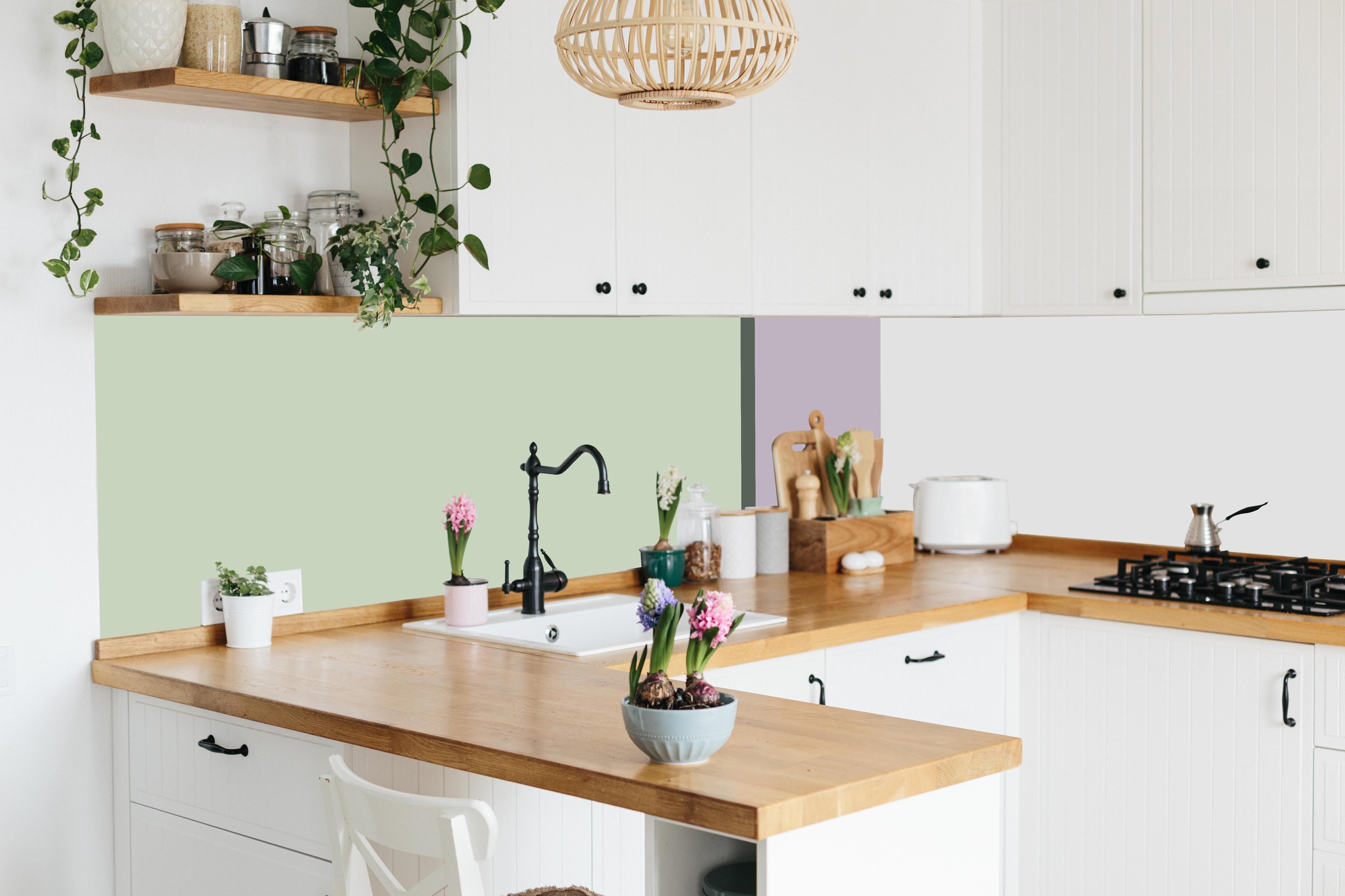 Küche - The Vintages - Vertikal - Benedict hinter weißen Hochglanz-Küchenregalen und schwarzem Wasserhahn