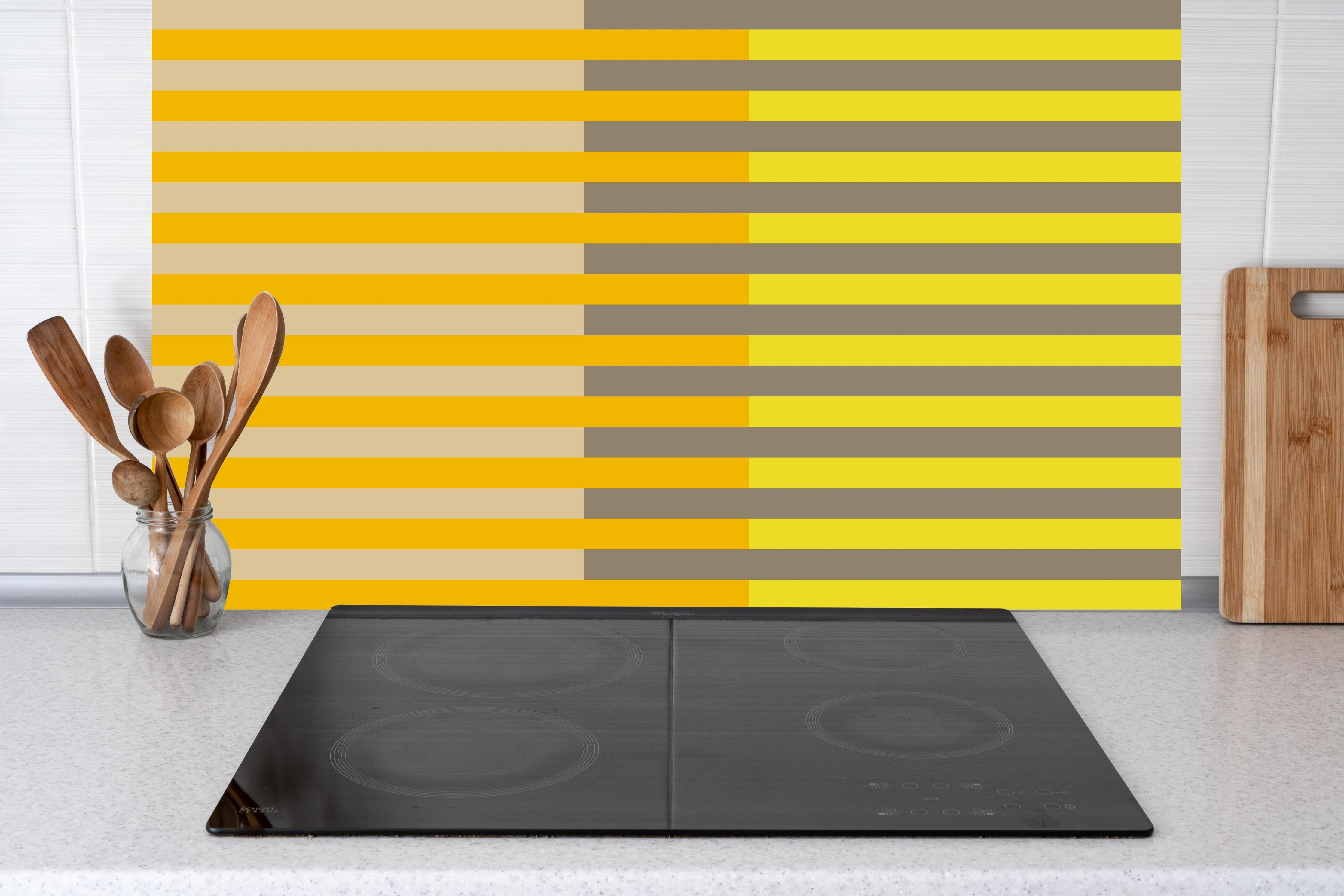 Küche - The Yellows - Multy Stripes - Honey hinter weißen Hochglanz-Küchenregalen und schwarzem Wasserhahn