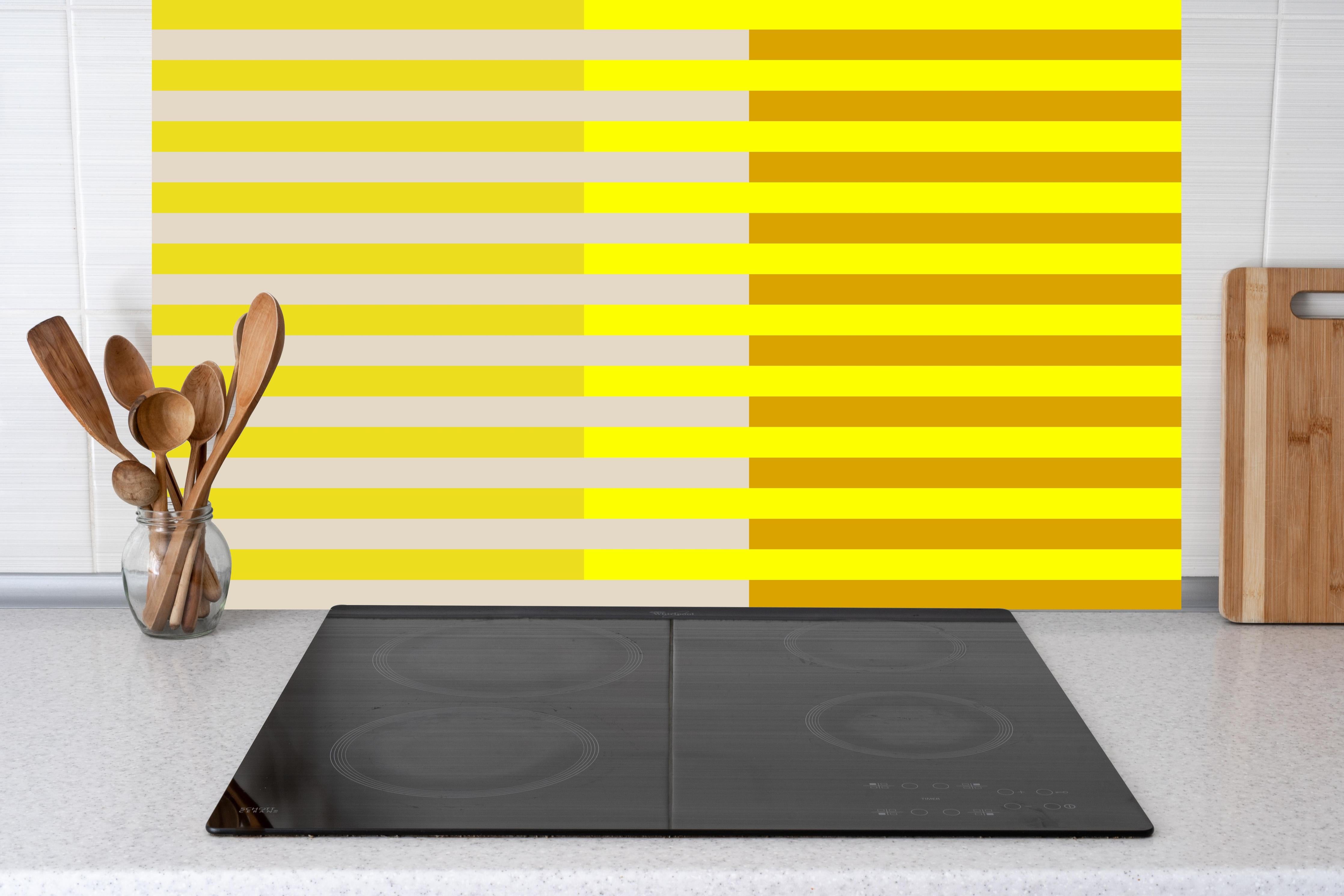 Küche - The Yellows - Multy Stripes - Vanilla hinter weißen Hochglanz-Küchenregalen und schwarzem Wasserhahn