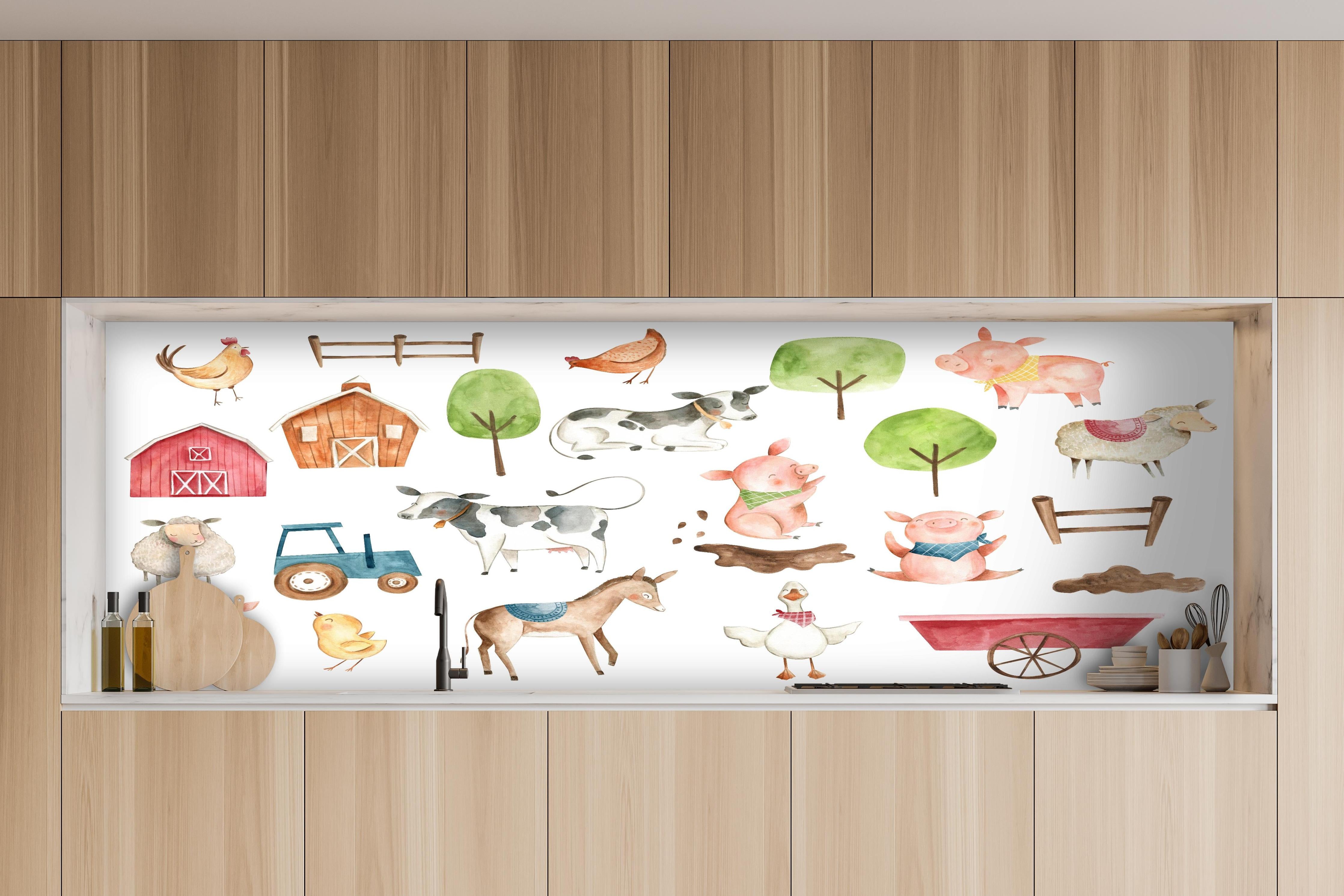 Küche - Tier Motiv - Bauernhof hinter weißen Hochglanz-Küchenregalen und schwarzem Wasserhahn