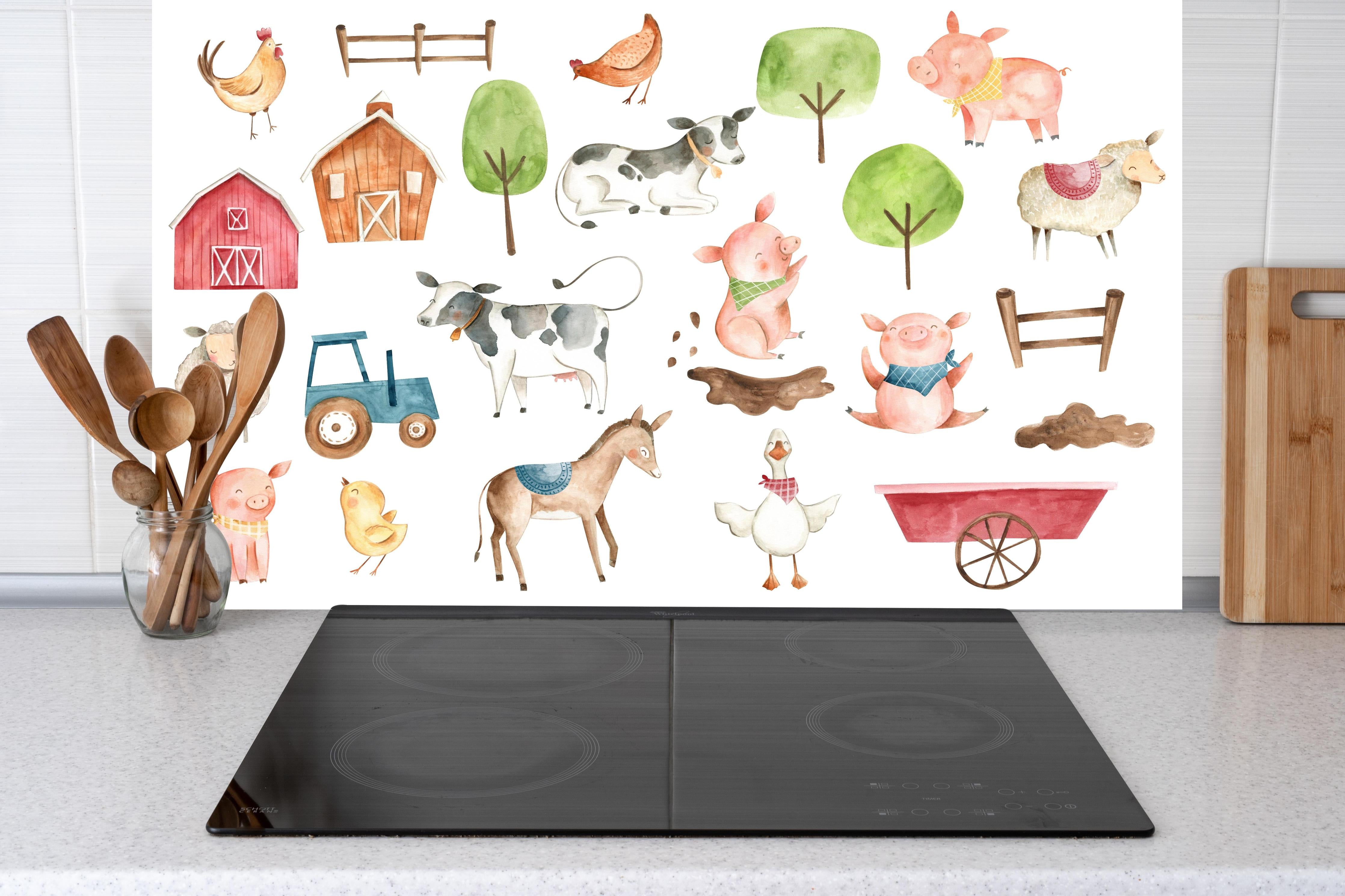 Küche - Tier Motiv - Bauernhof hinter weißen Hochglanz-Küchenregalen und schwarzem Wasserhahn