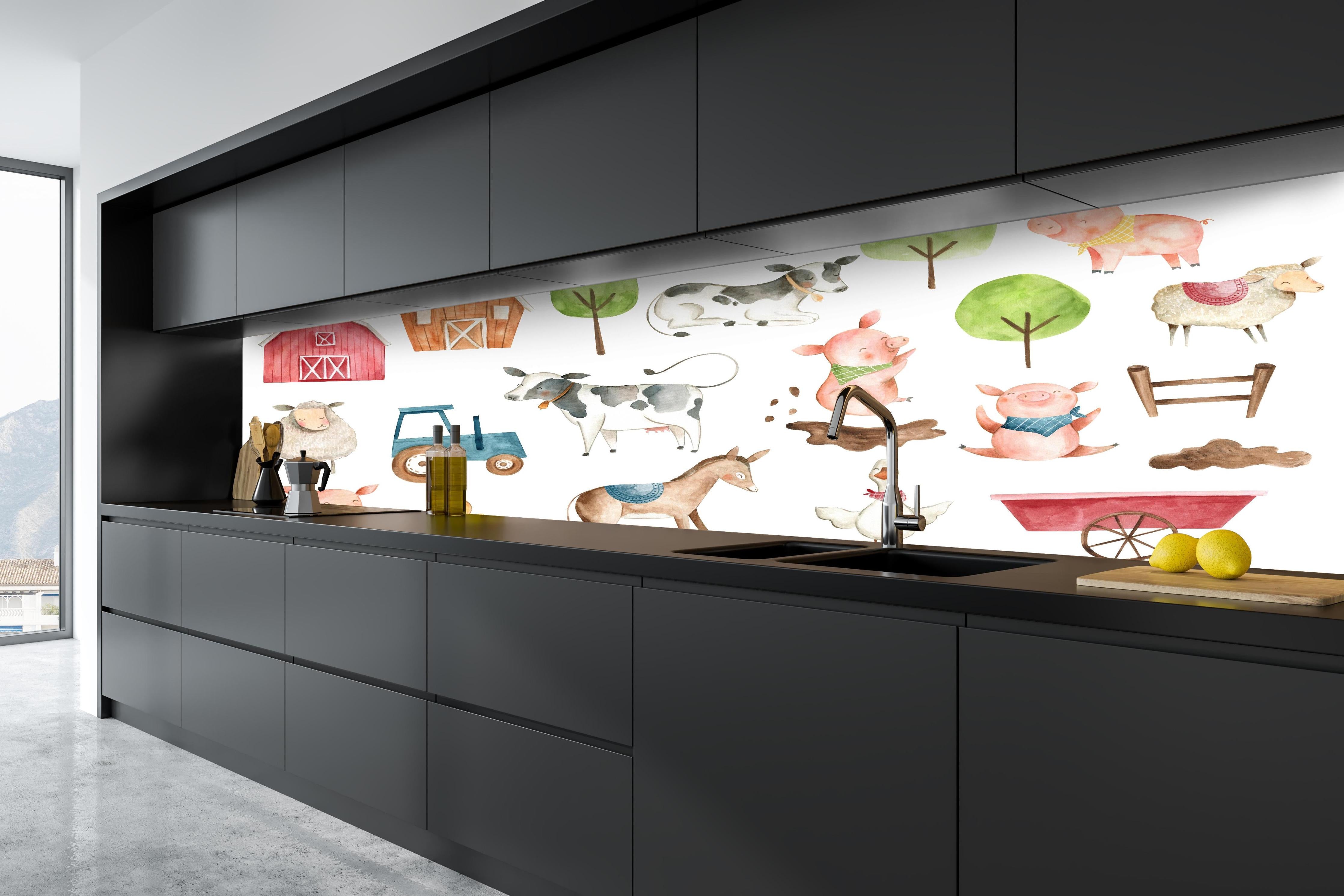 Küche - Tier Motiv - Bauernhof hinter weißen Hochglanz-Küchenregalen und schwarzem Wasserhahn