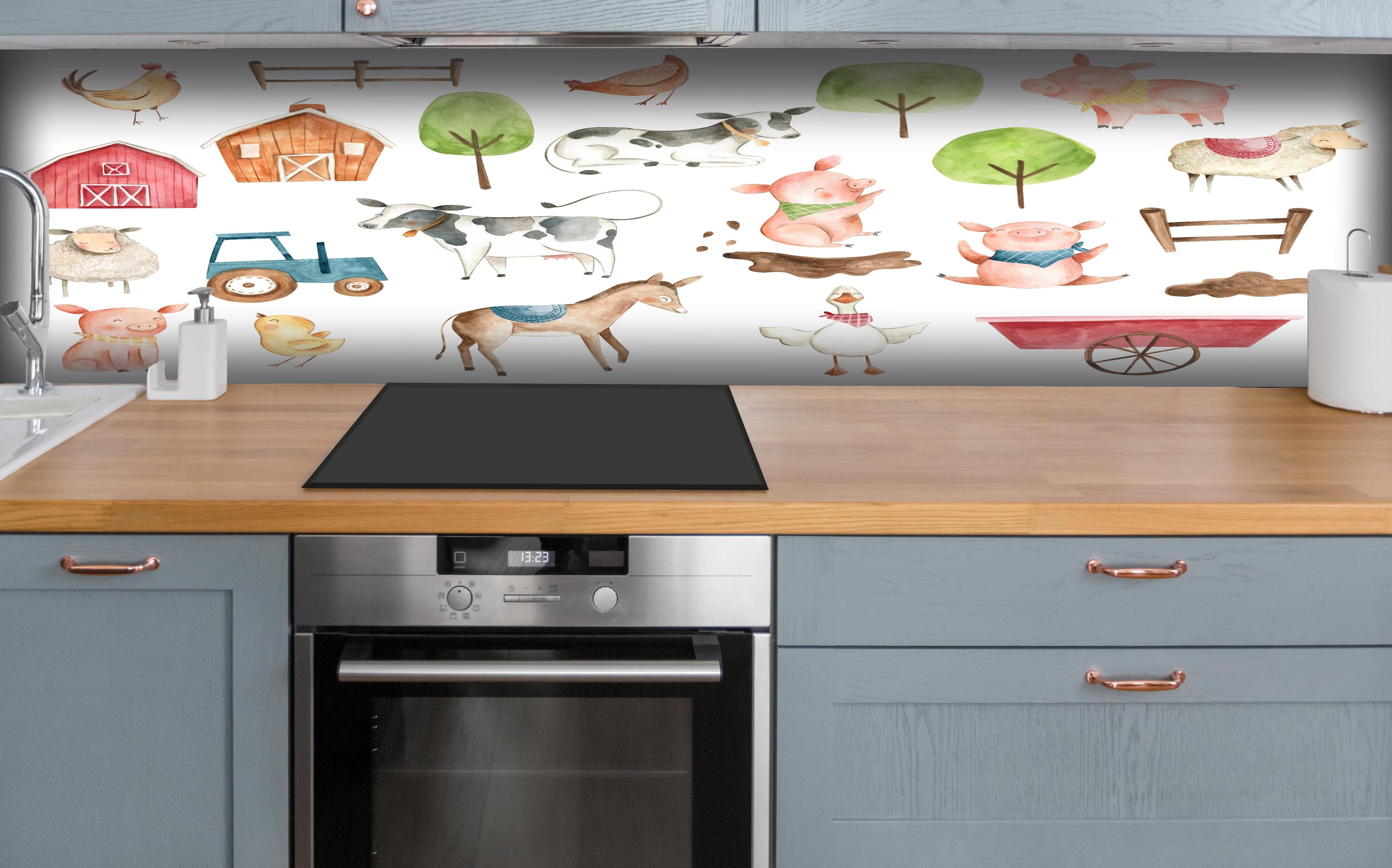Küche - Tier Motiv - Bauernhof hinter weißen Hochglanz-Küchenregalen und schwarzem Wasserhahn