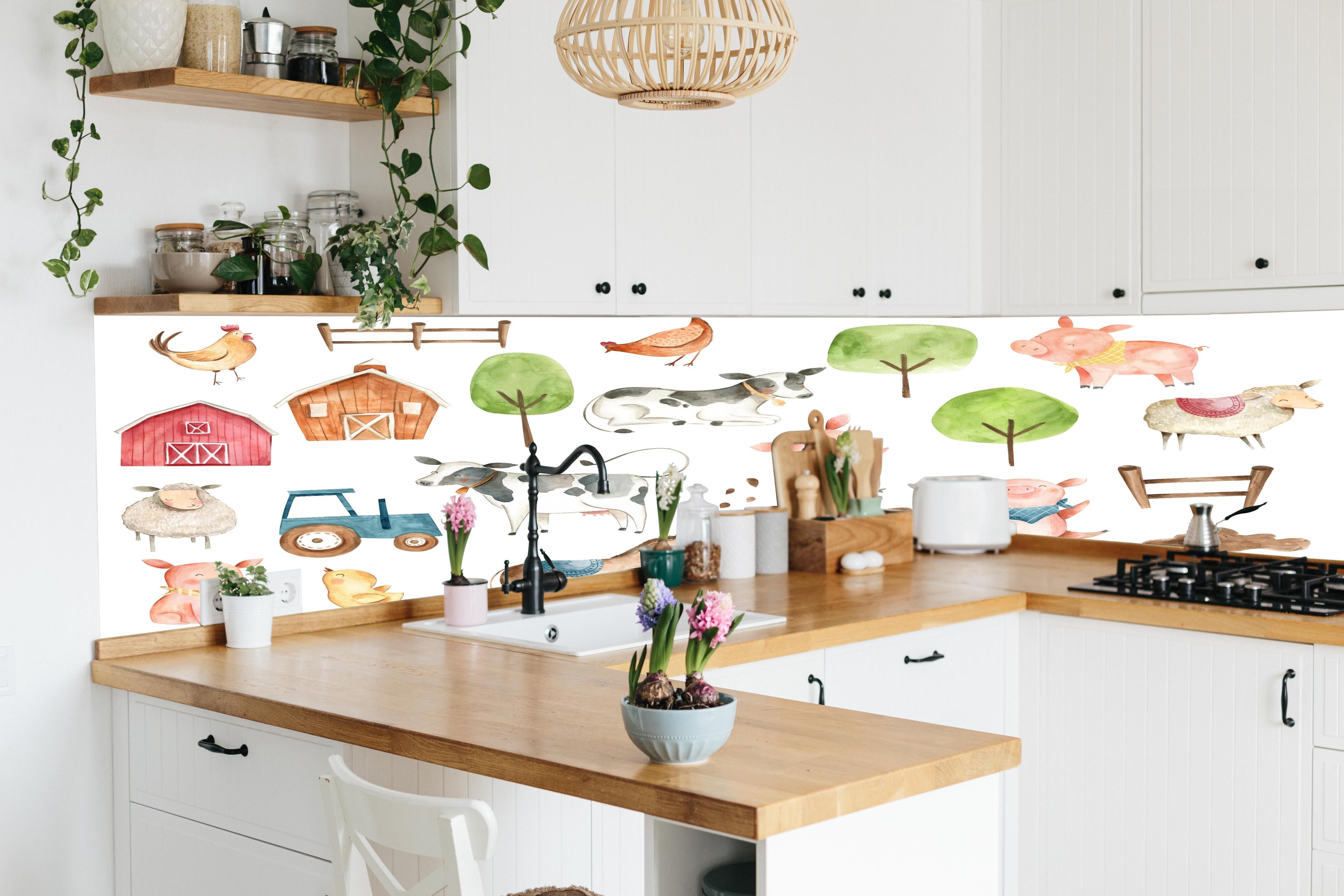 Küche - Tier Motiv - Bauernhof hinter weißen Hochglanz-Küchenregalen und schwarzem Wasserhahn