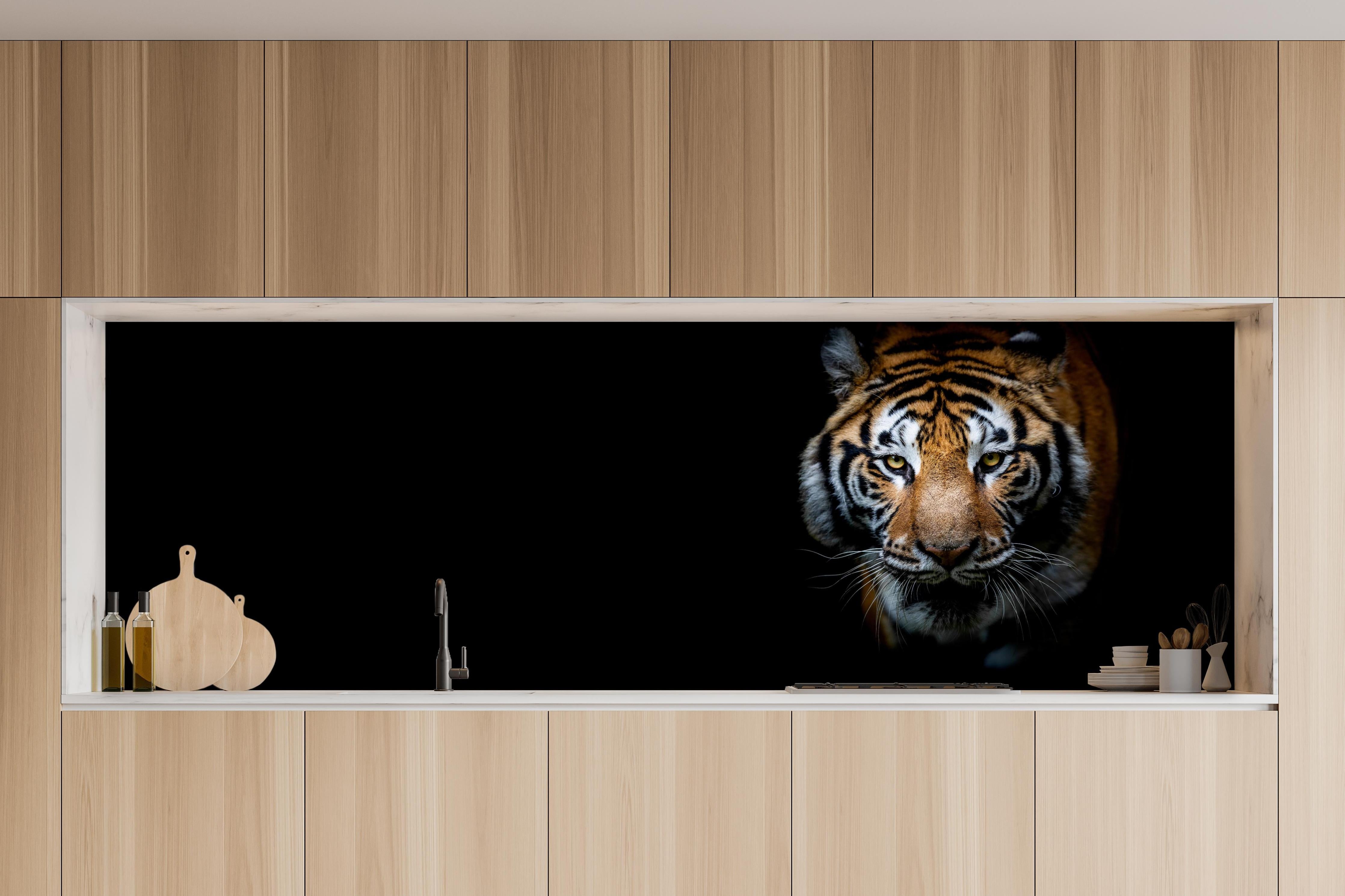 Küche - Tiger auf schwarzem Hintergrund hinter weißen Hochglanz-Küchenregalen und schwarzem Wasserhahn