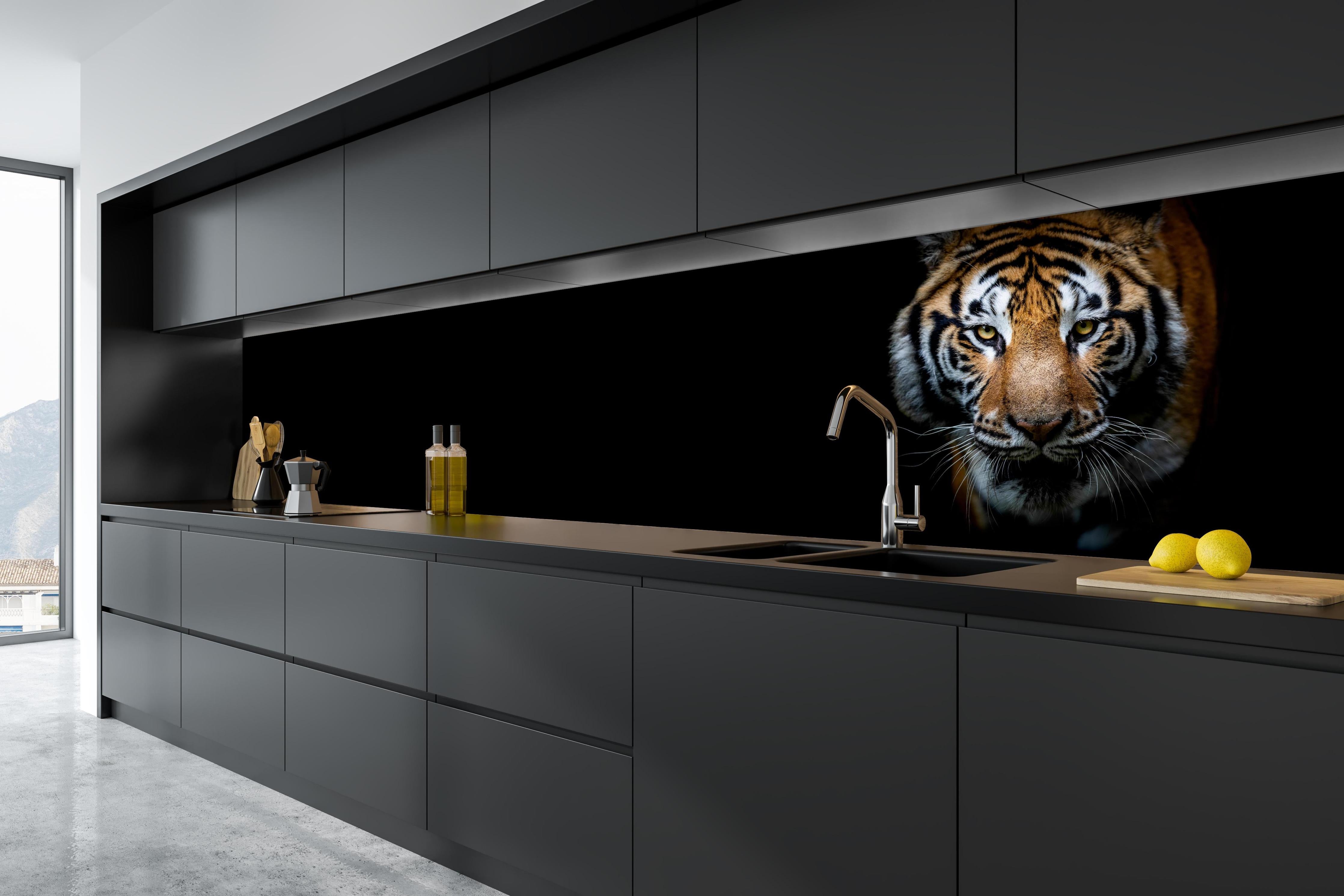 Küche - Tiger auf schwarzem Hintergrund hinter weißen Hochglanz-Küchenregalen und schwarzem Wasserhahn