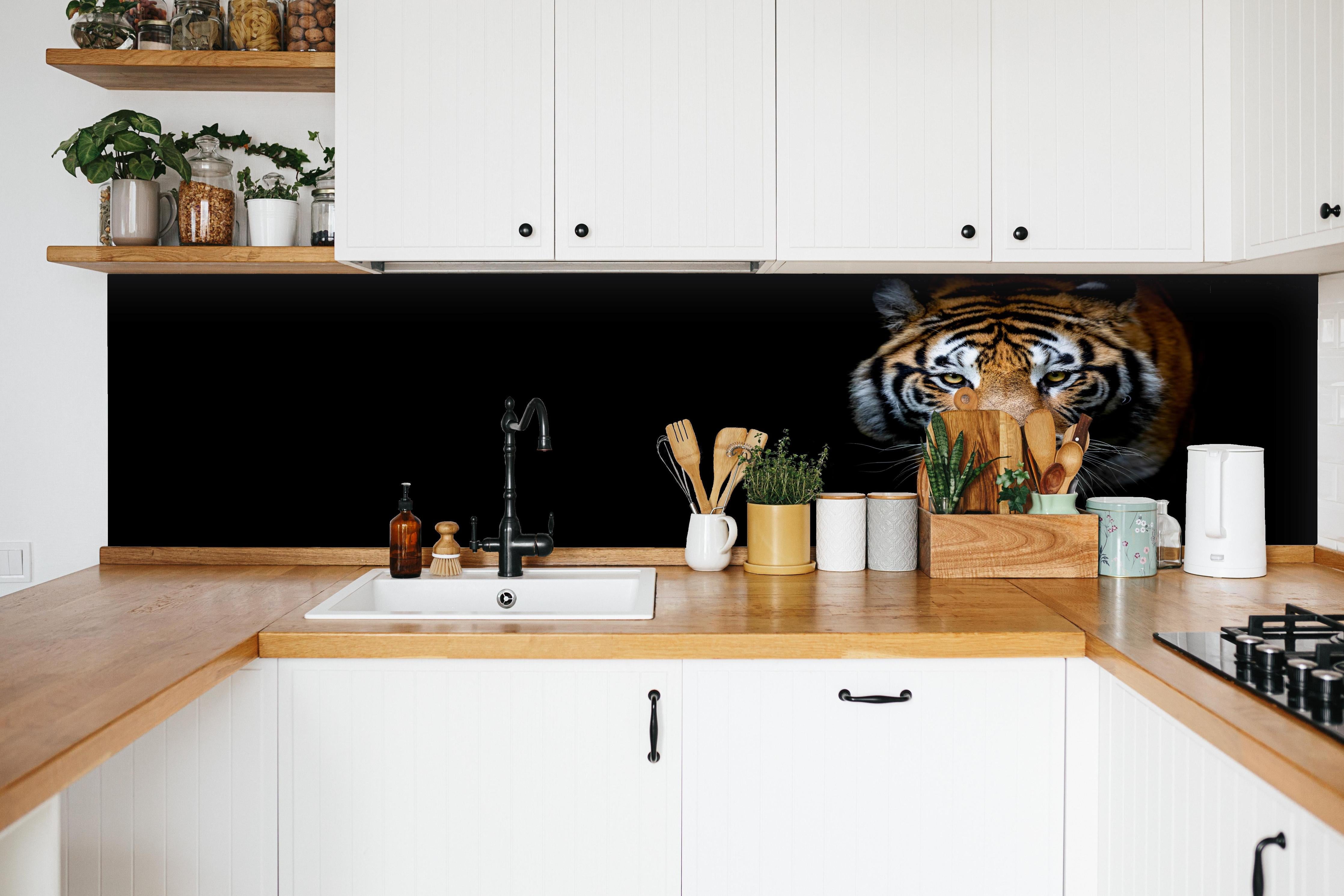 Küche - Tiger auf schwarzem Hintergrund hinter weißen Hochglanz-Küchenregalen und schwarzem Wasserhahn