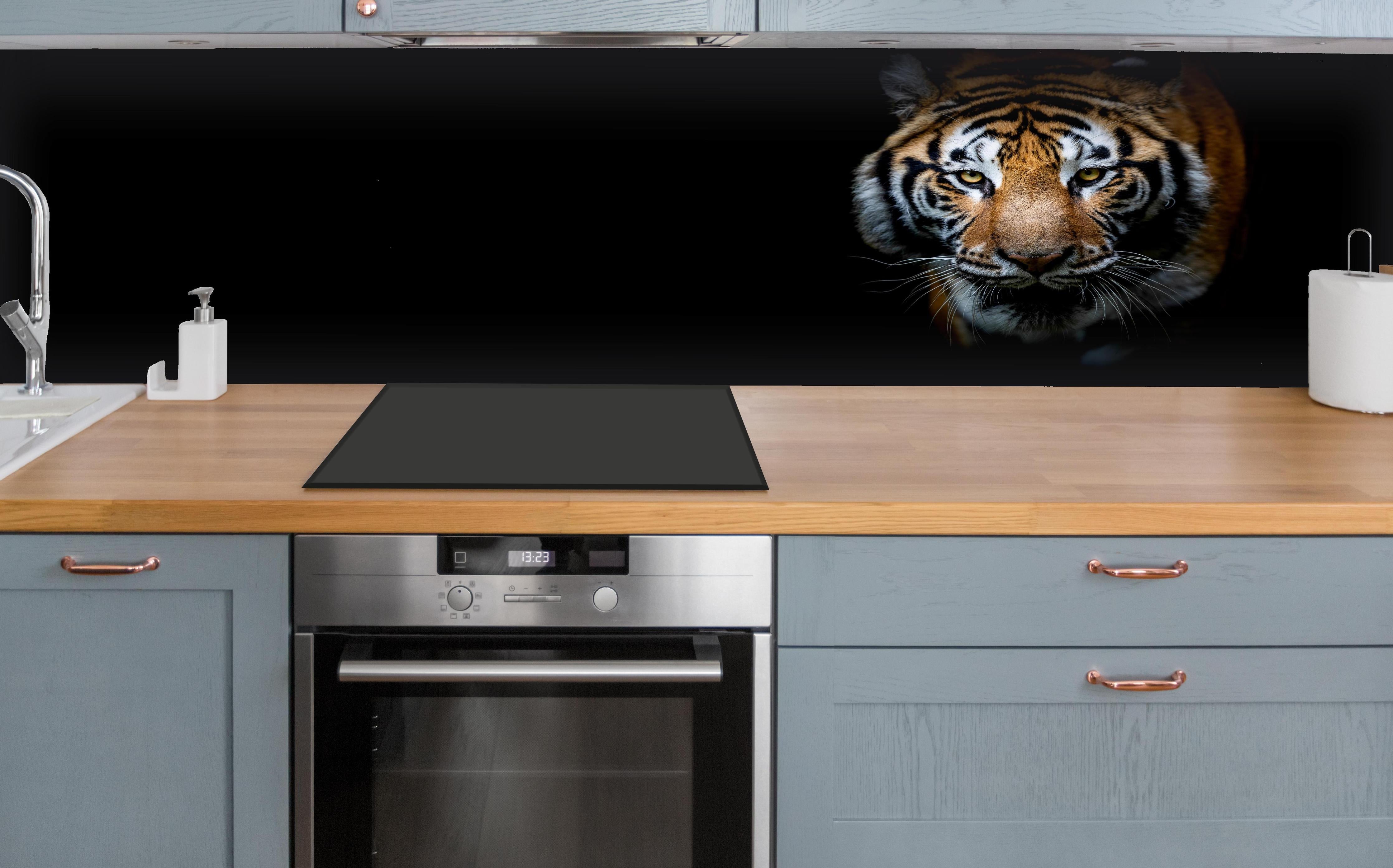 Küche - Tiger auf schwarzem Hintergrund hinter weißen Hochglanz-Küchenregalen und schwarzem Wasserhahn