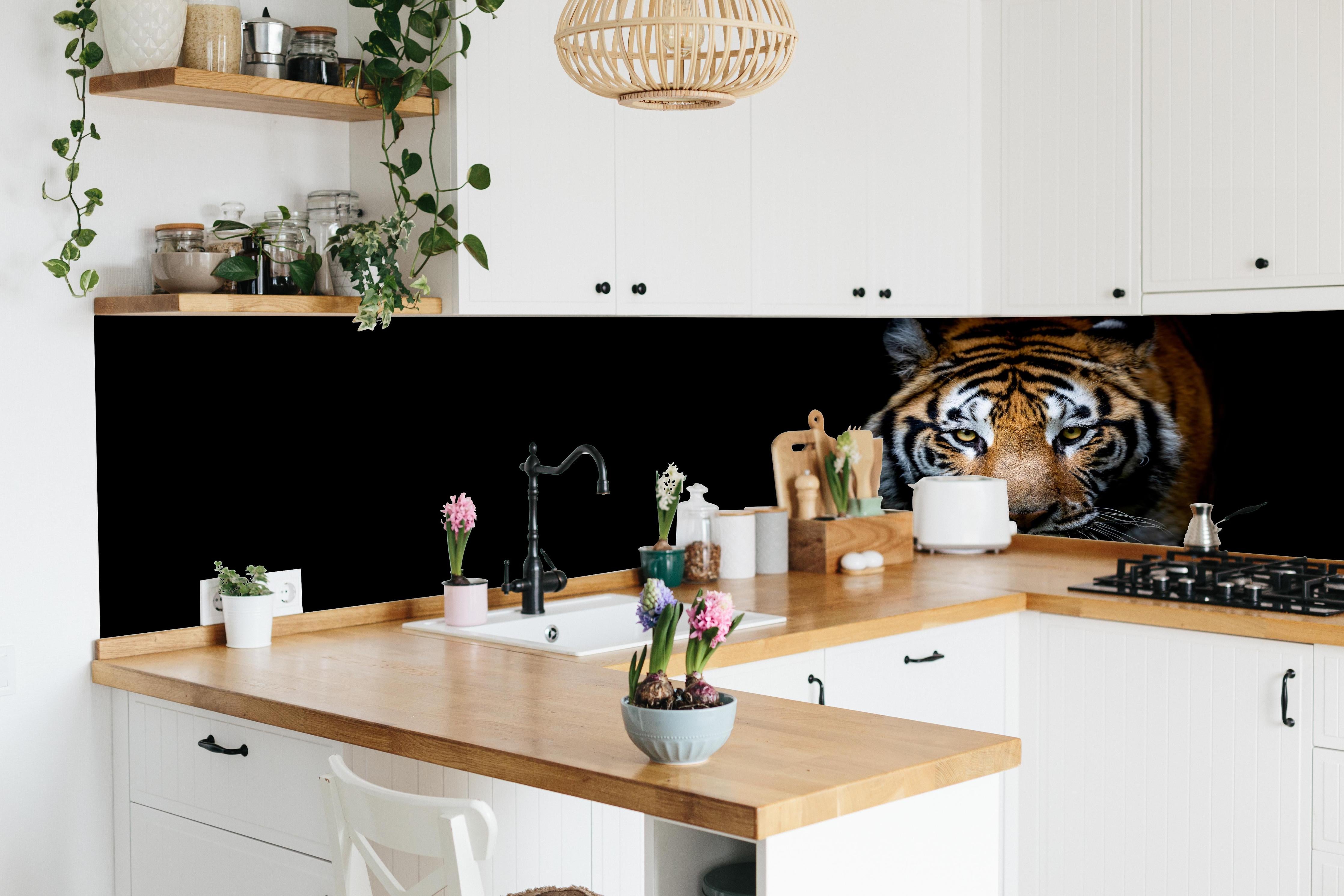 Küche - Tiger auf schwarzem Hintergrund hinter weißen Hochglanz-Küchenregalen und schwarzem Wasserhahn