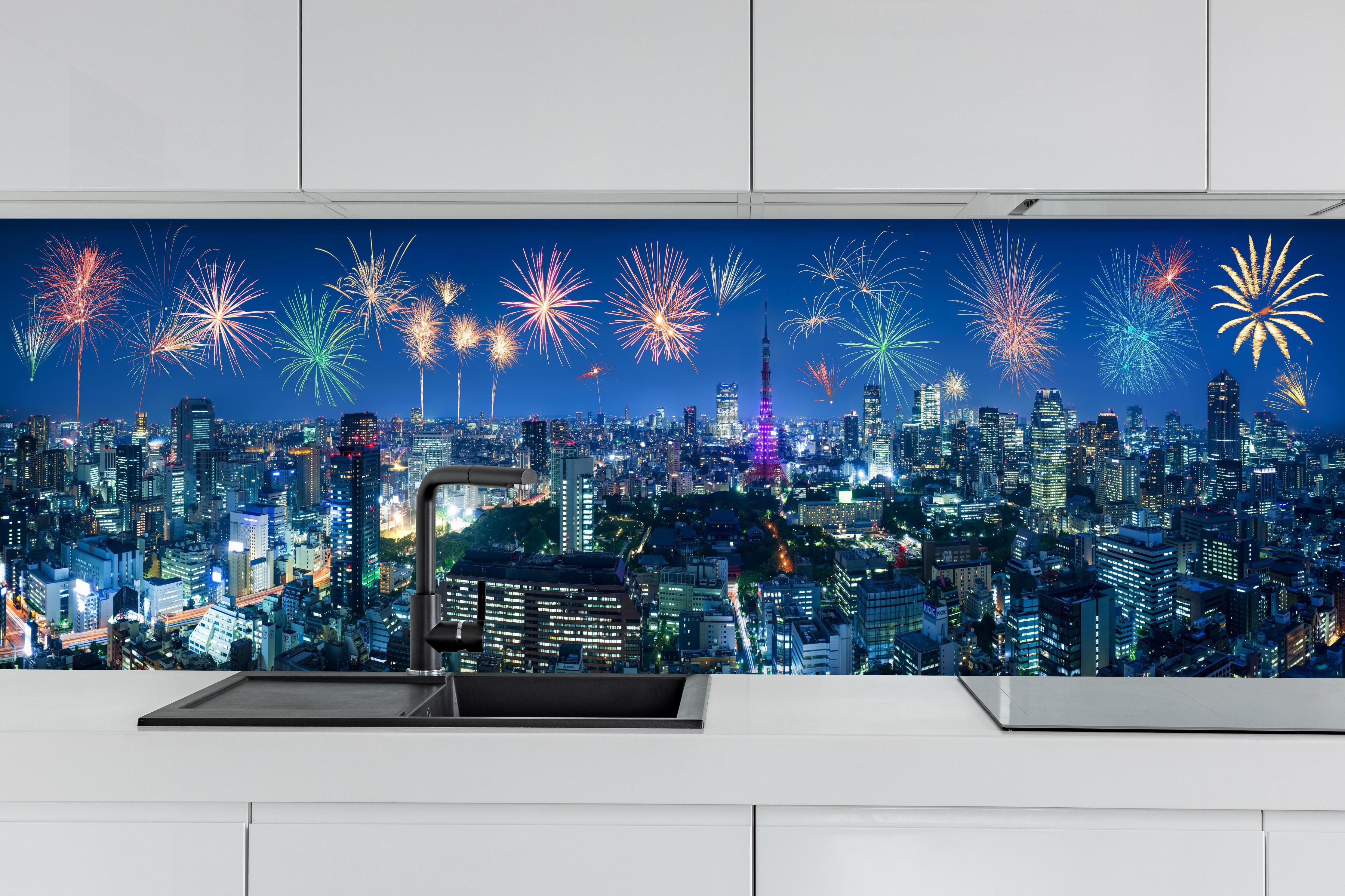 Küche - Tokio Hanabi hinter weißen Hochglanz-Küchenregalen und schwarzem Wasserhahn