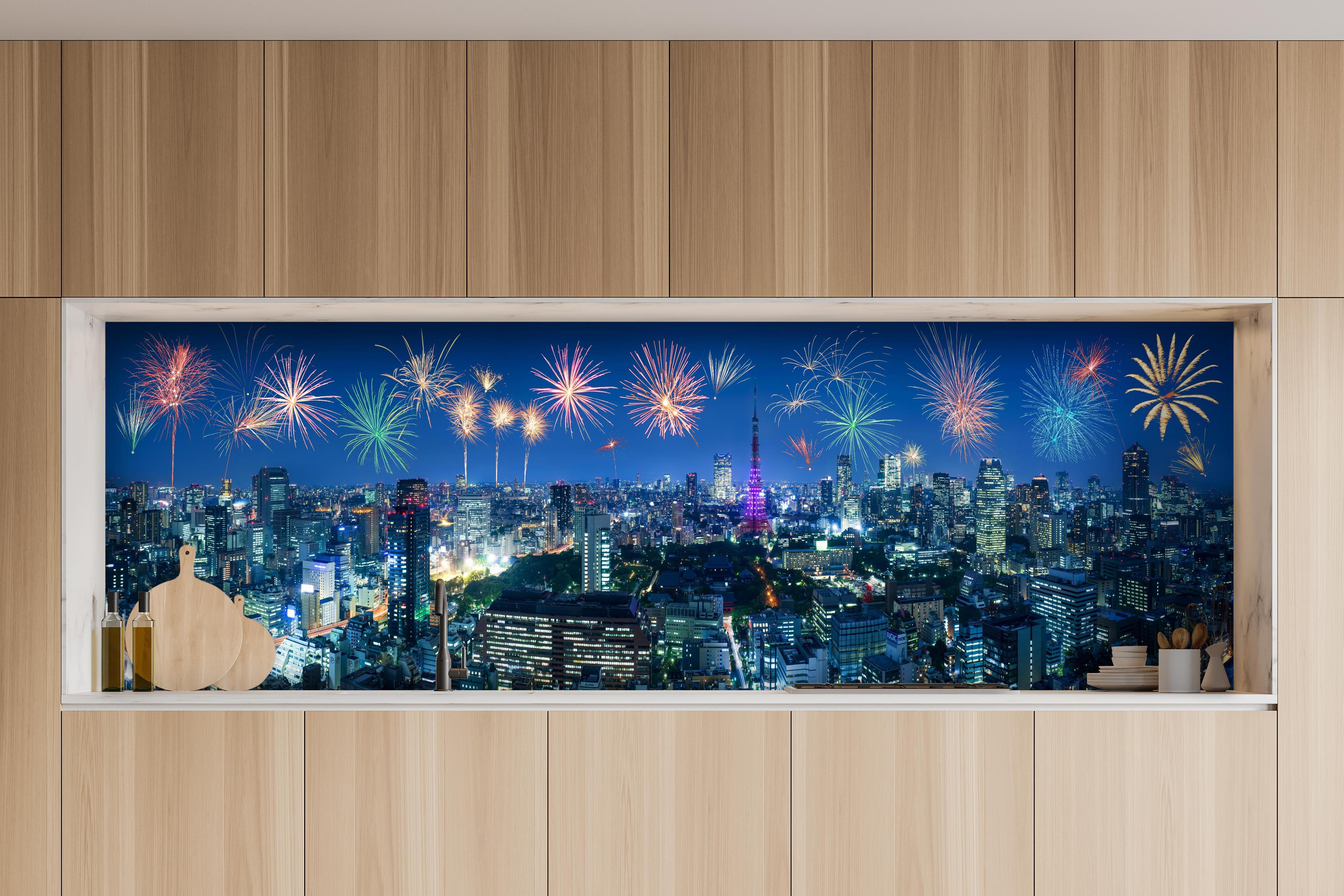 Küche - Tokio Hanabi hinter weißen Hochglanz-Küchenregalen und schwarzem Wasserhahn
