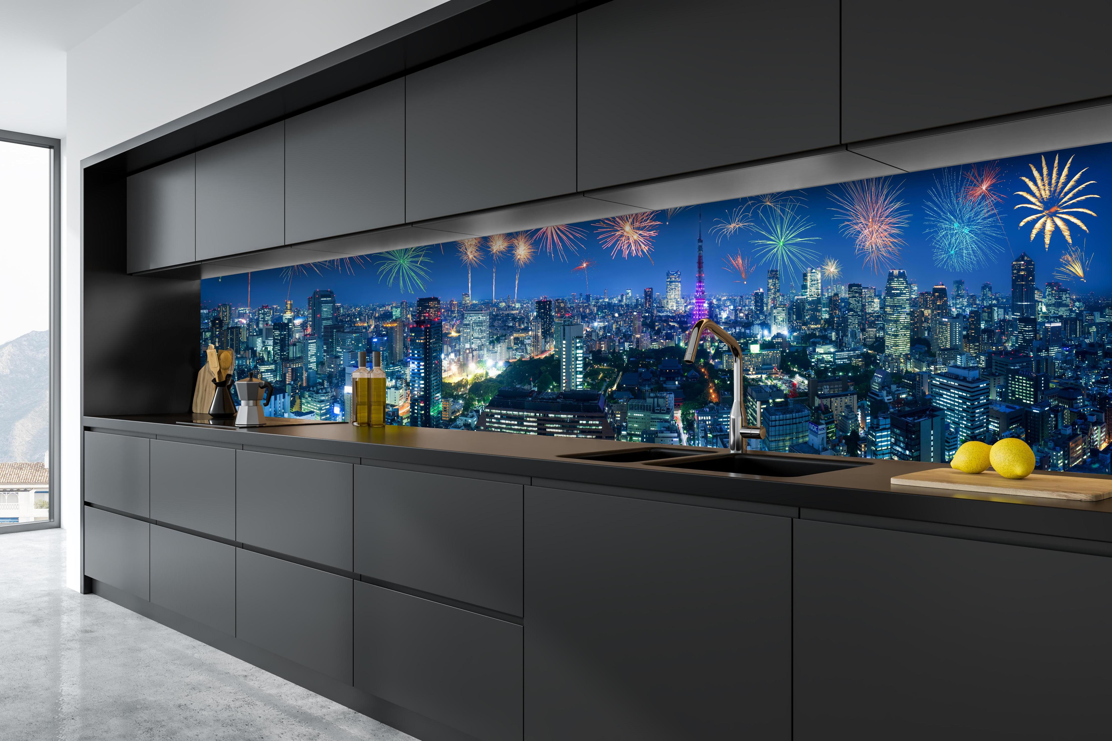 Küche - Tokio Hanabi hinter weißen Hochglanz-Küchenregalen und schwarzem Wasserhahn