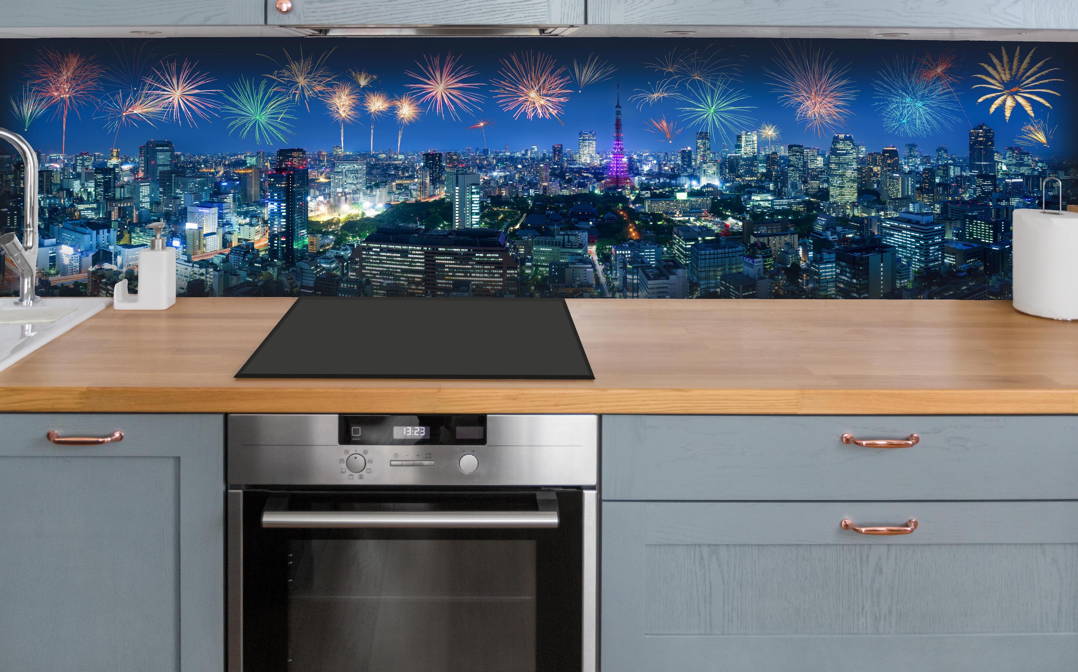 Küche - Tokio Hanabi hinter weißen Hochglanz-Küchenregalen und schwarzem Wasserhahn