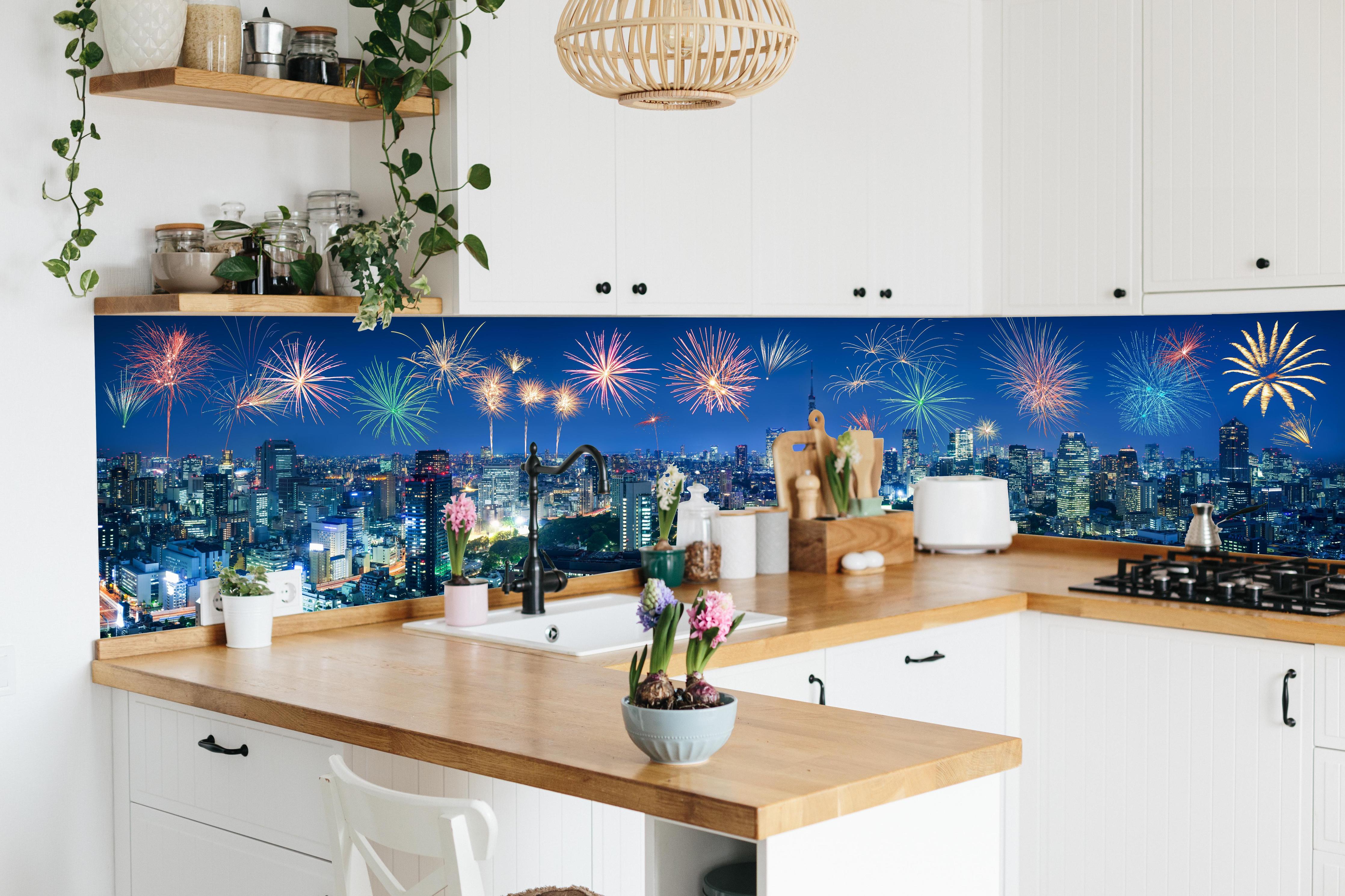 Küche - Tokio Hanabi hinter weißen Hochglanz-Küchenregalen und schwarzem Wasserhahn