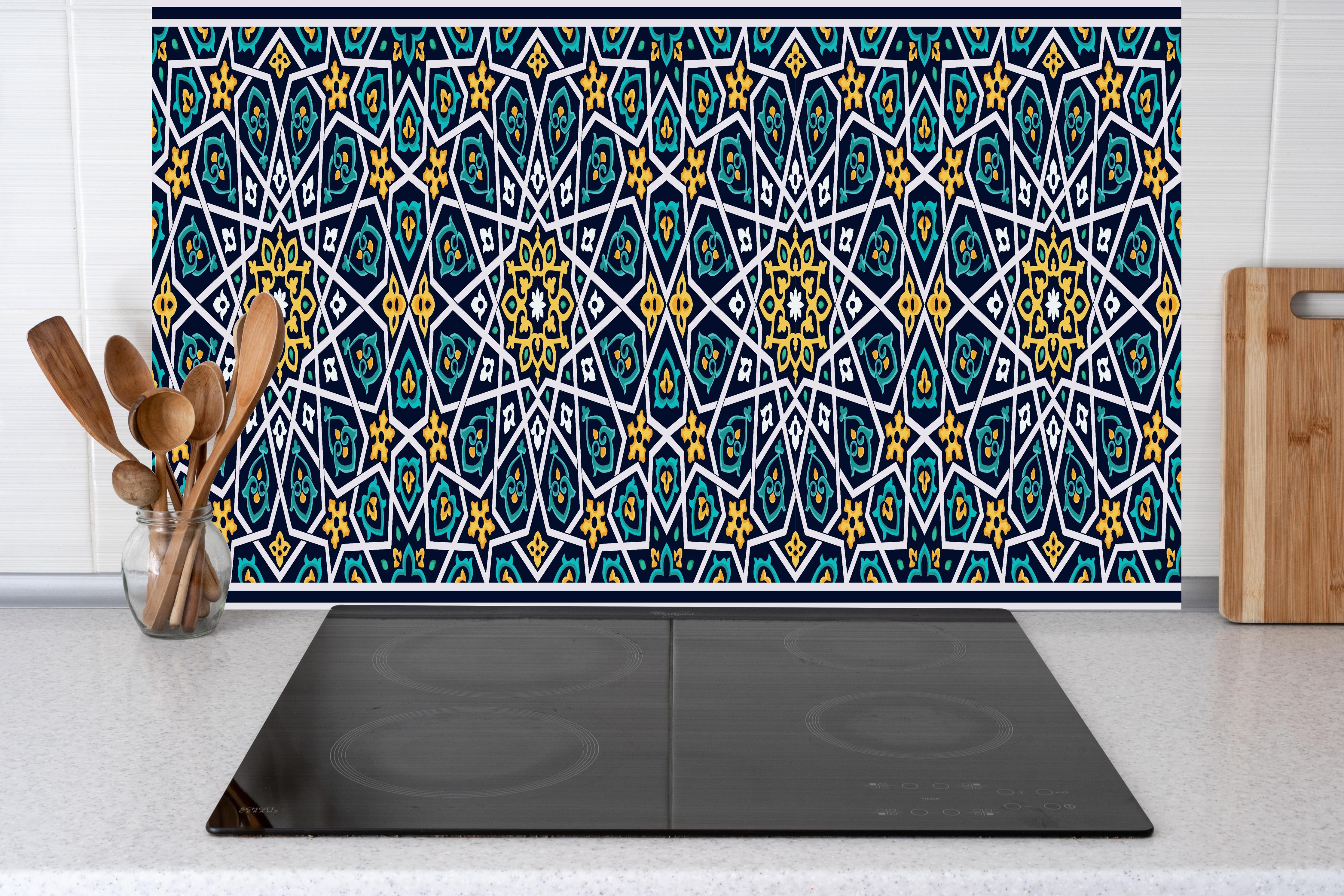 Küche - Traditionelles Blau-Gelbes Fliesenmuster Design hinter weißen Hochglanz-Küchenregalen und schwarzem Wasserhahn