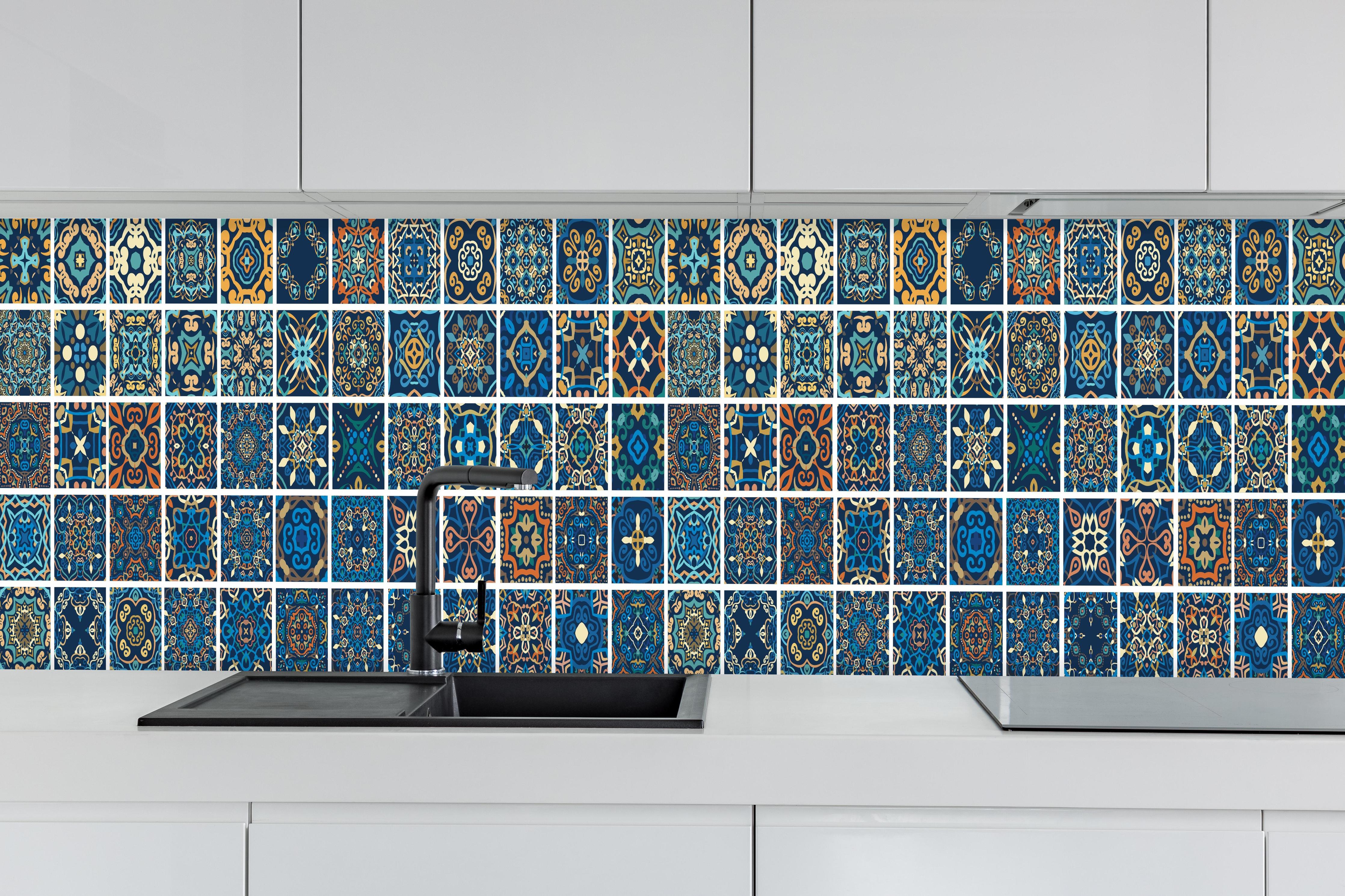 Küche - Traditionelles Blau-Weiß Ornament Fliesen hinter weißen Hochglanz-Küchenregalen und schwarzem Wasserhahn