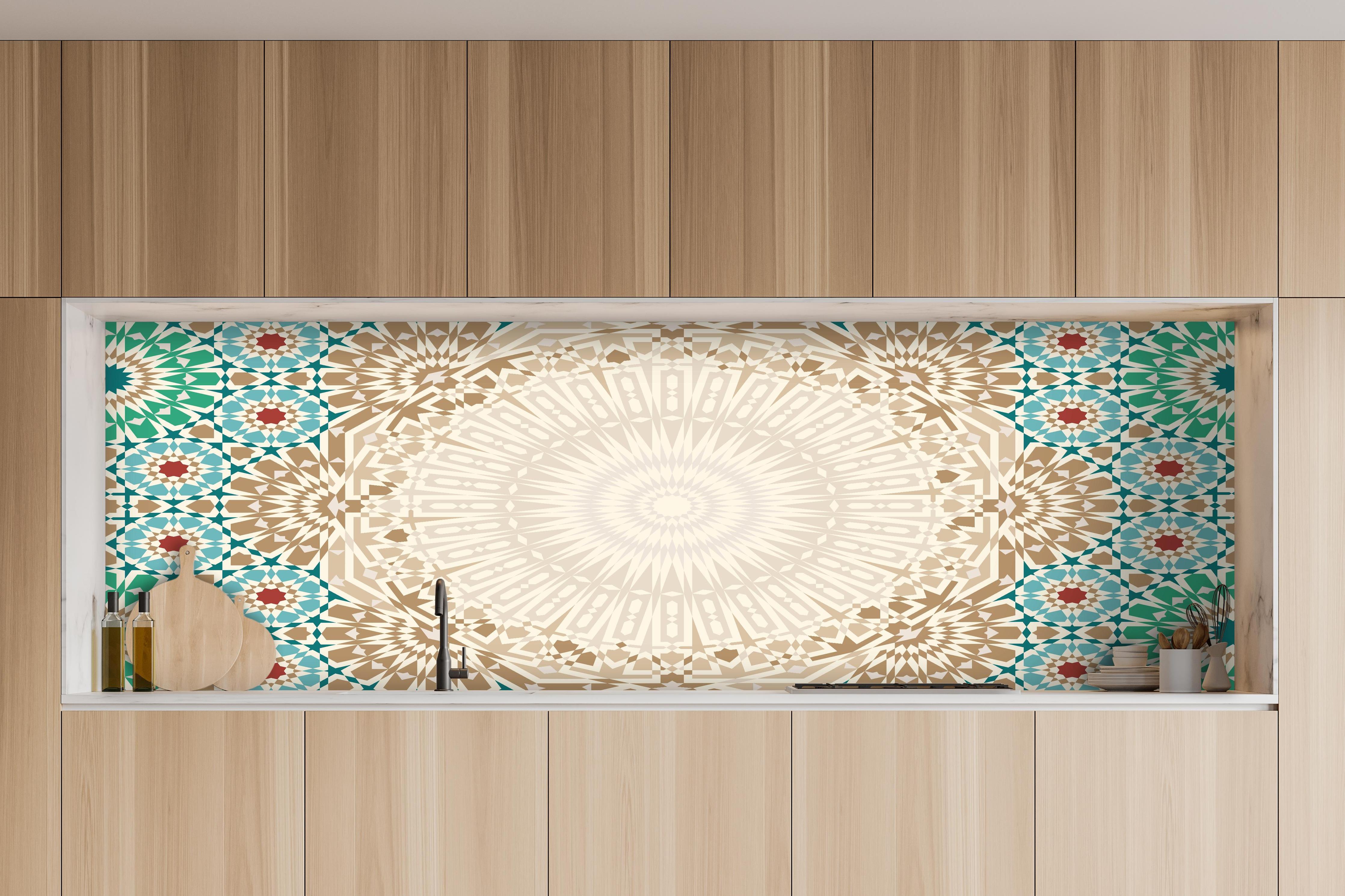 Küche - Traditionelles Marokkanisches Fliesenmuster hinter weißen Hochglanz-Küchenregalen und schwarzem Wasserhahn