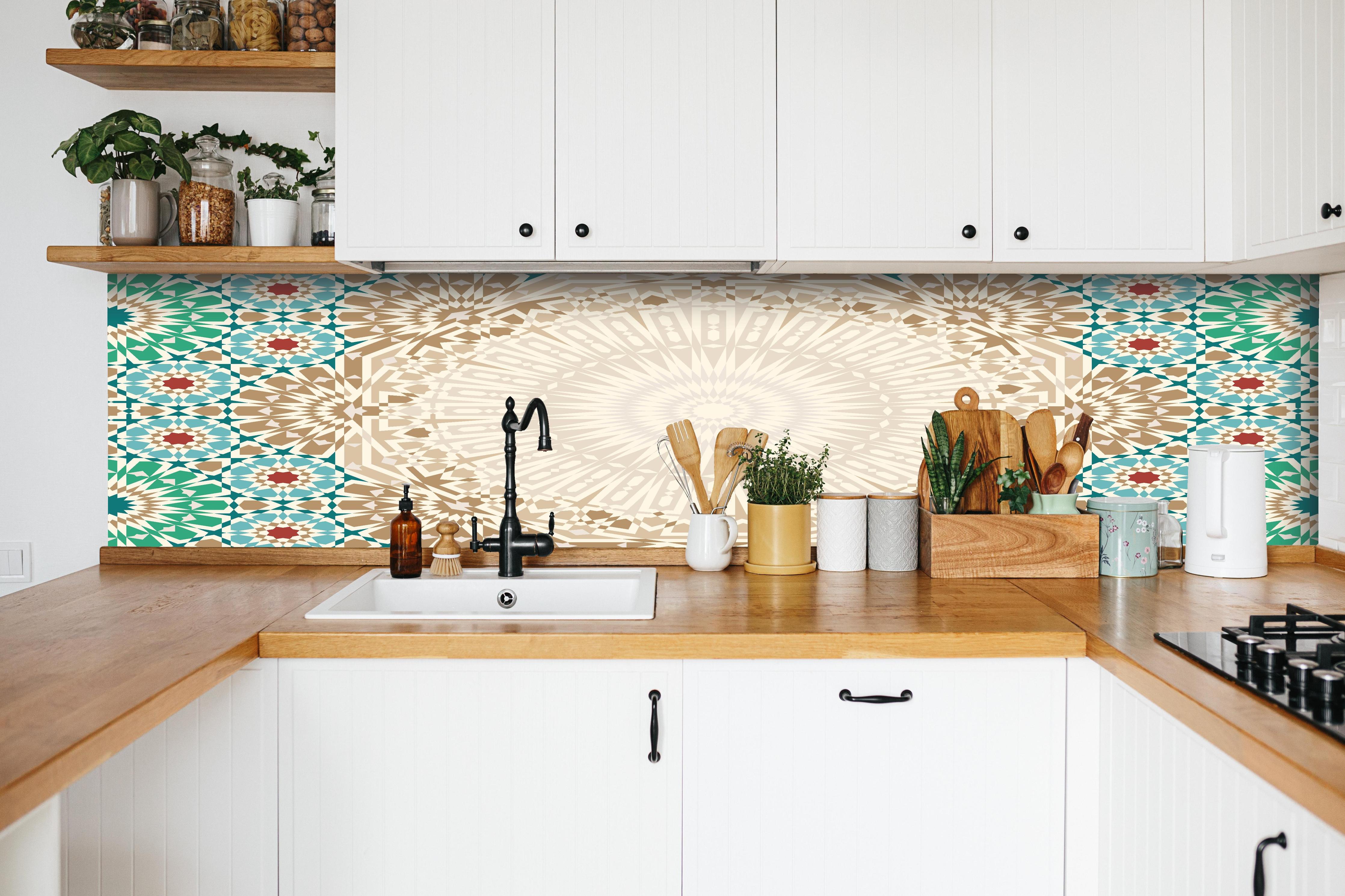 Küche - Traditionelles Marokkanisches Fliesenmuster hinter weißen Hochglanz-Küchenregalen und schwarzem Wasserhahn