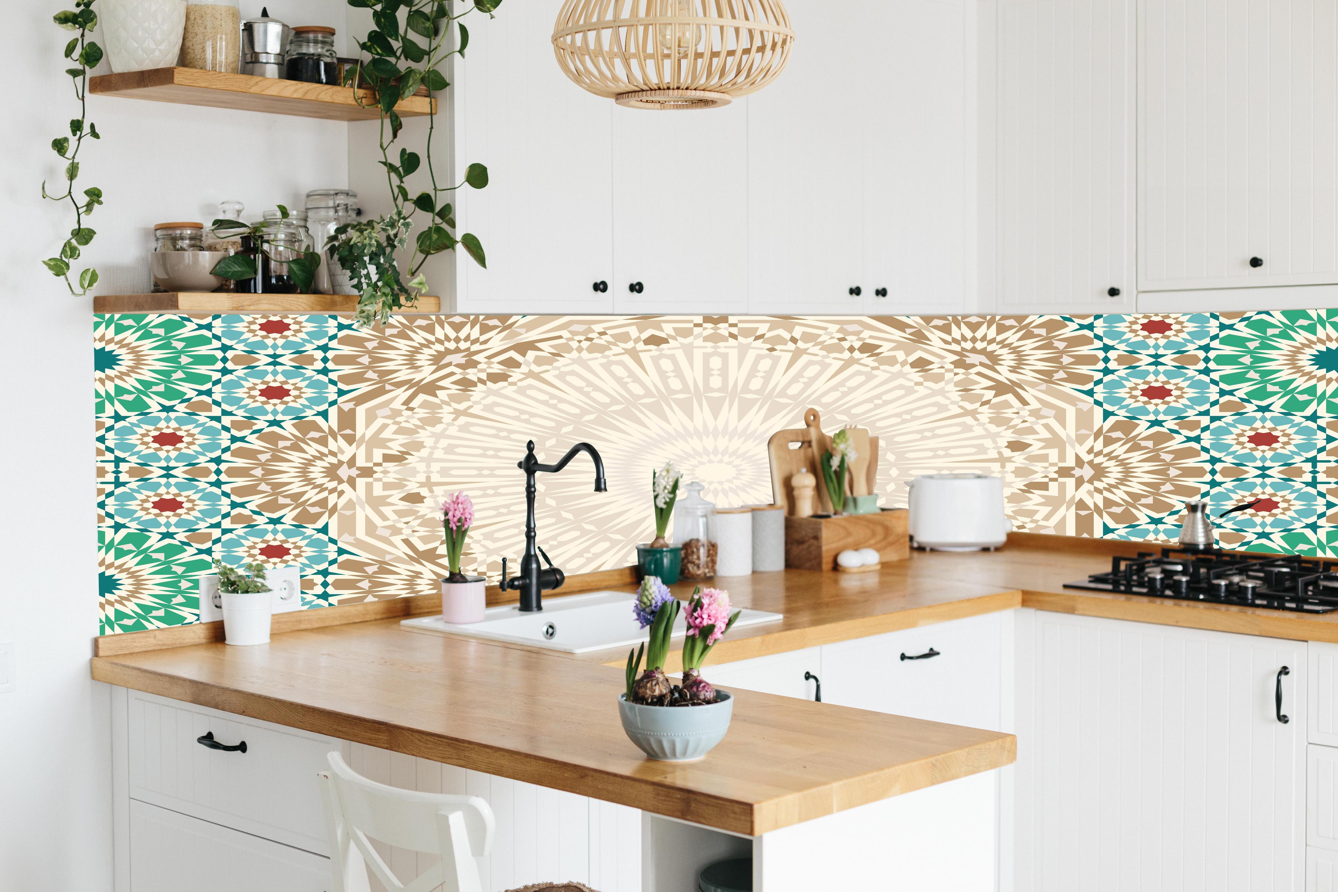 Küche - Traditionelles Marokkanisches Fliesenmuster hinter weißen Hochglanz-Küchenregalen und schwarzem Wasserhahn