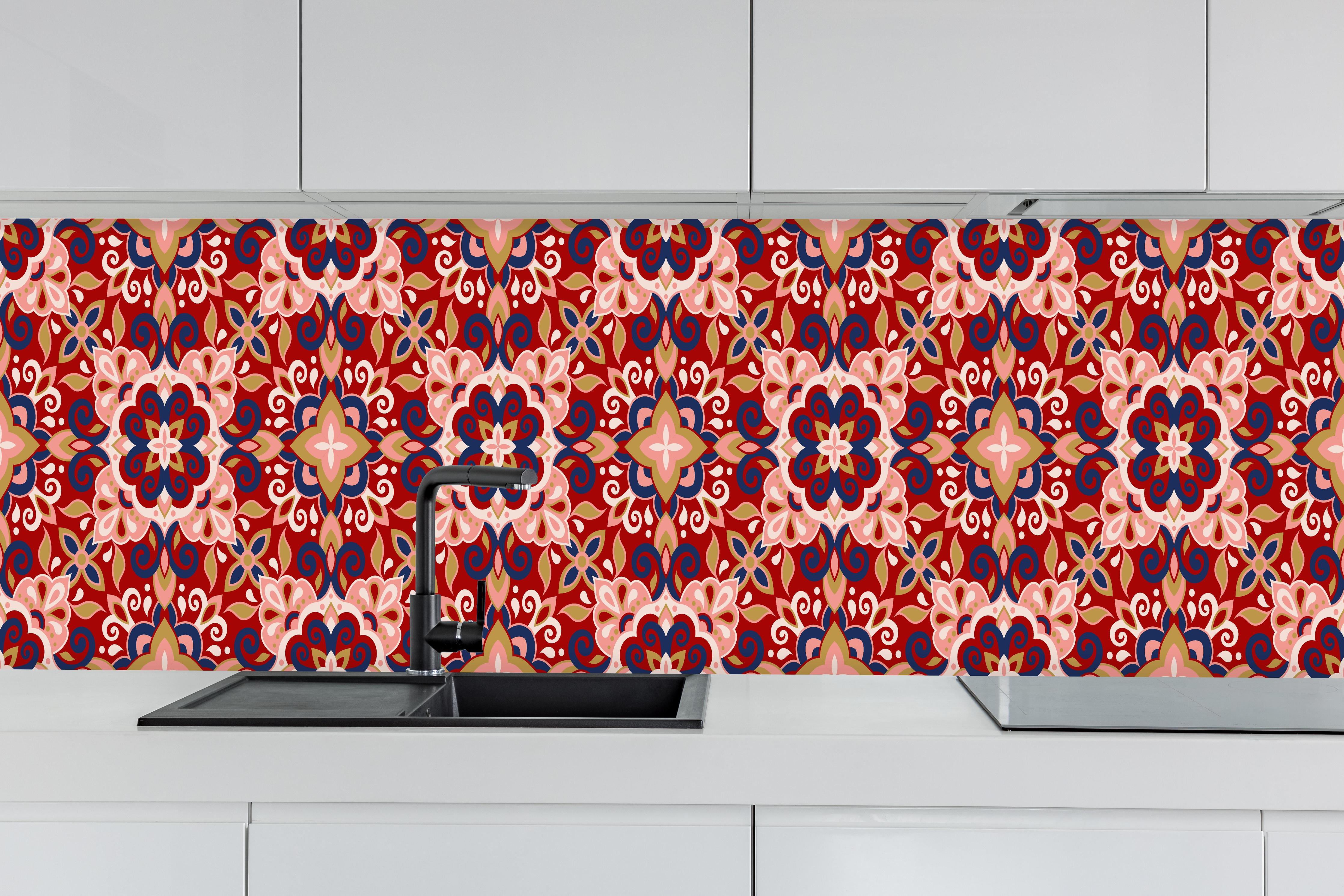 Küche - Traditionelles Orientalisch Geometrisches Muster hinter weißen Hochglanz-Küchenregalen und schwarzem Wasserhahn