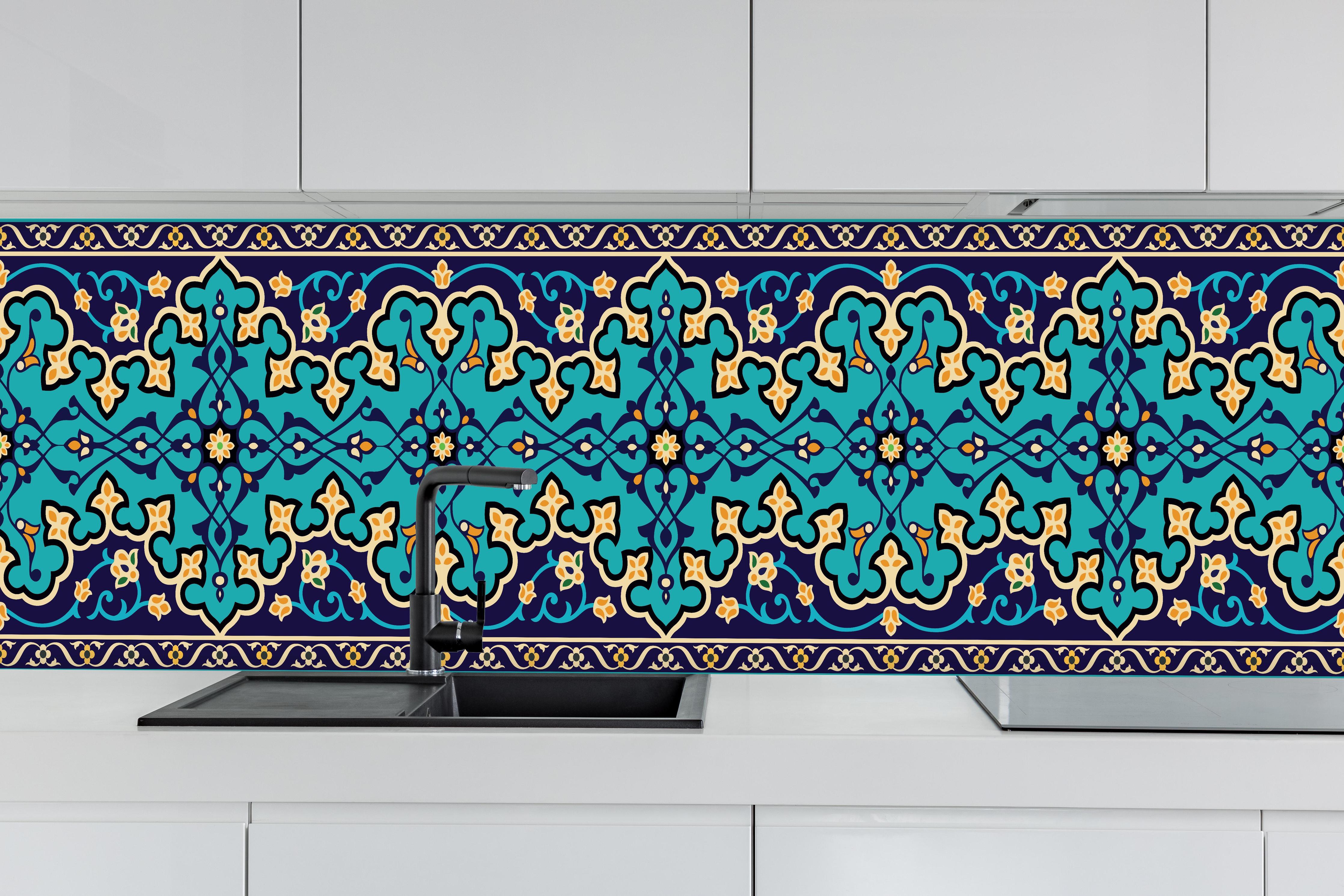 Küche - Traditionelles türkis-blaues Ornament Design hinter weißen Hochglanz-Küchenregalen und schwarzem Wasserhahn