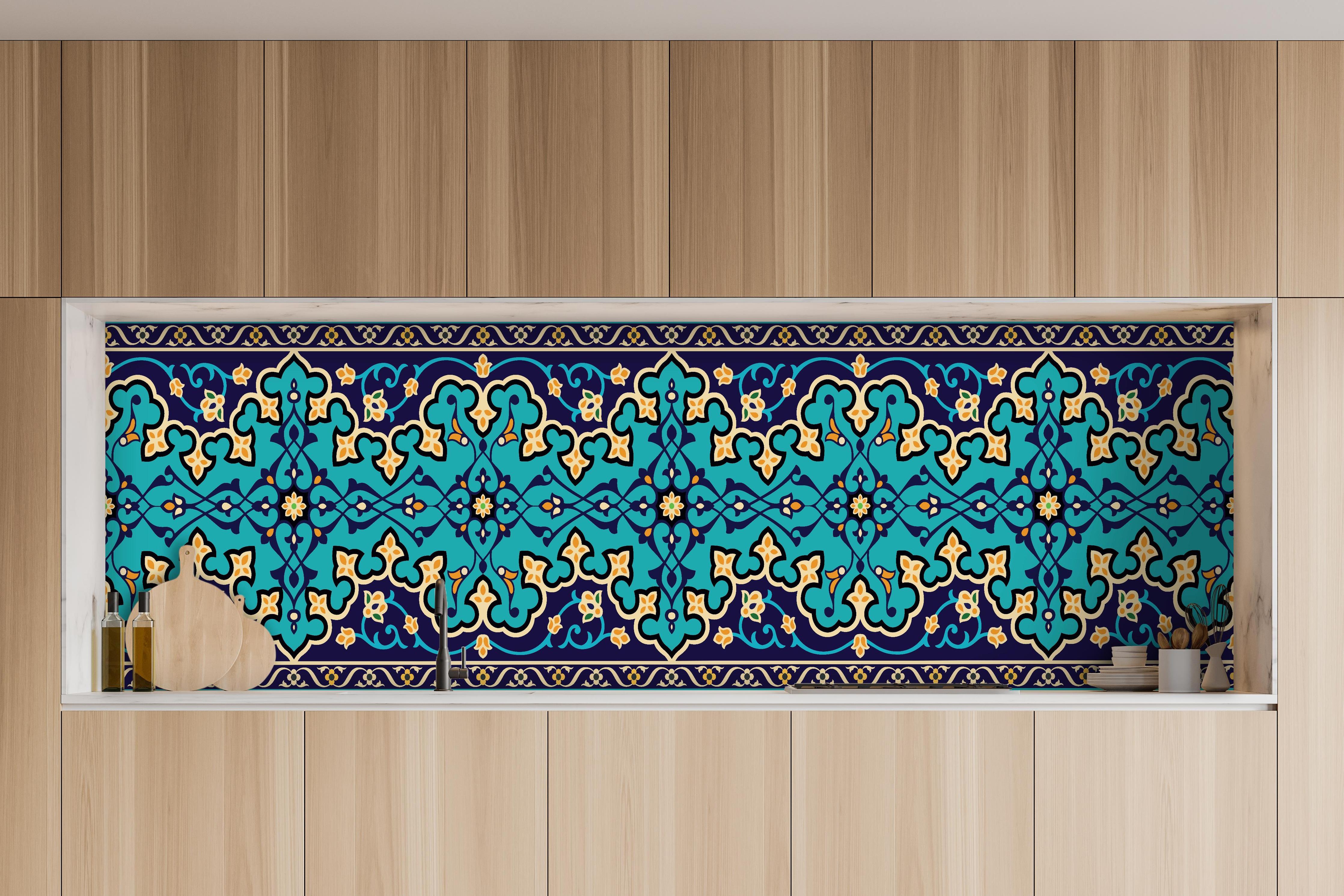 Küche - Traditionelles türkis-blaues Ornament Design hinter weißen Hochglanz-Küchenregalen und schwarzem Wasserhahn