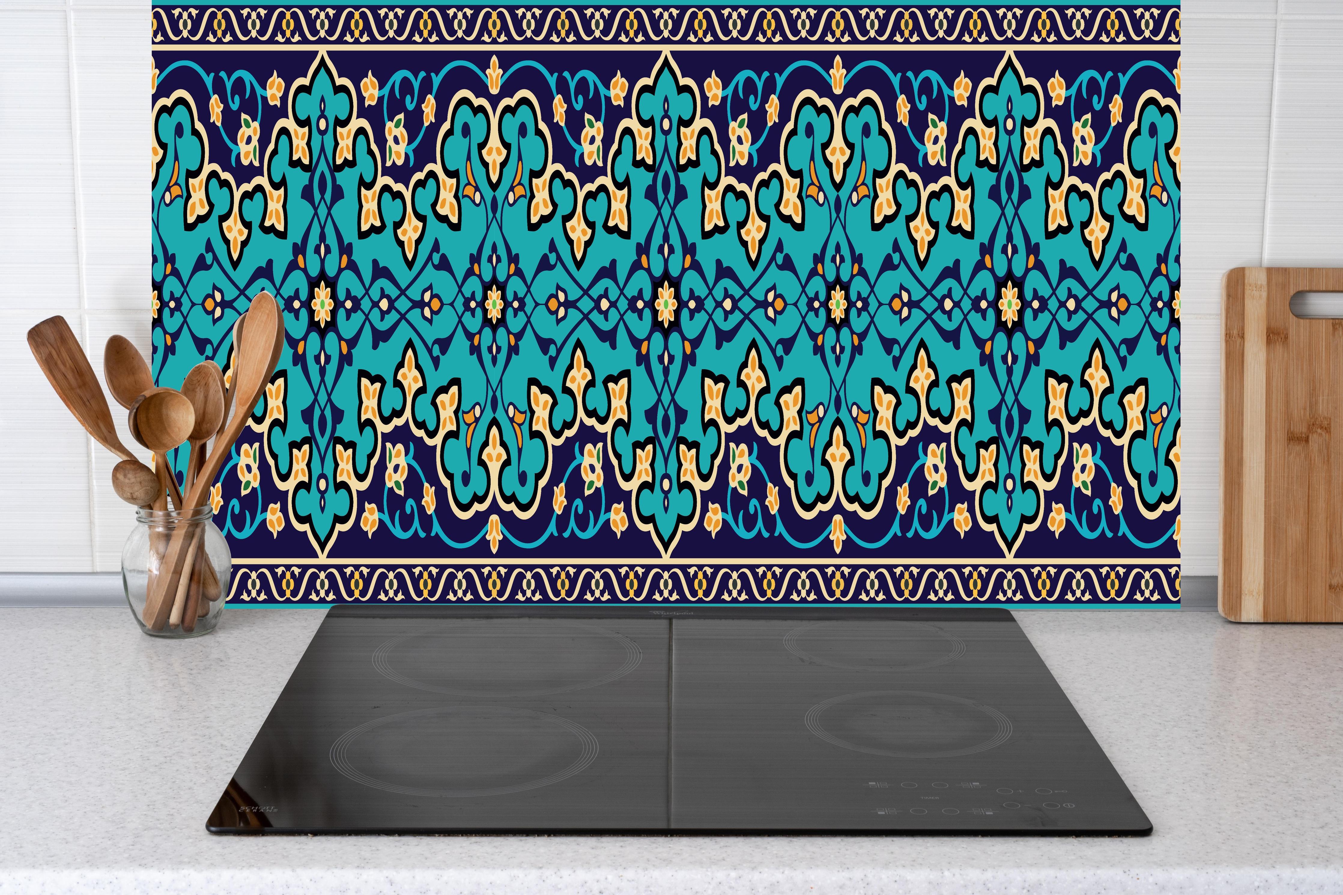 Küche - Traditionelles türkis-blaues Ornament Design hinter weißen Hochglanz-Küchenregalen und schwarzem Wasserhahn