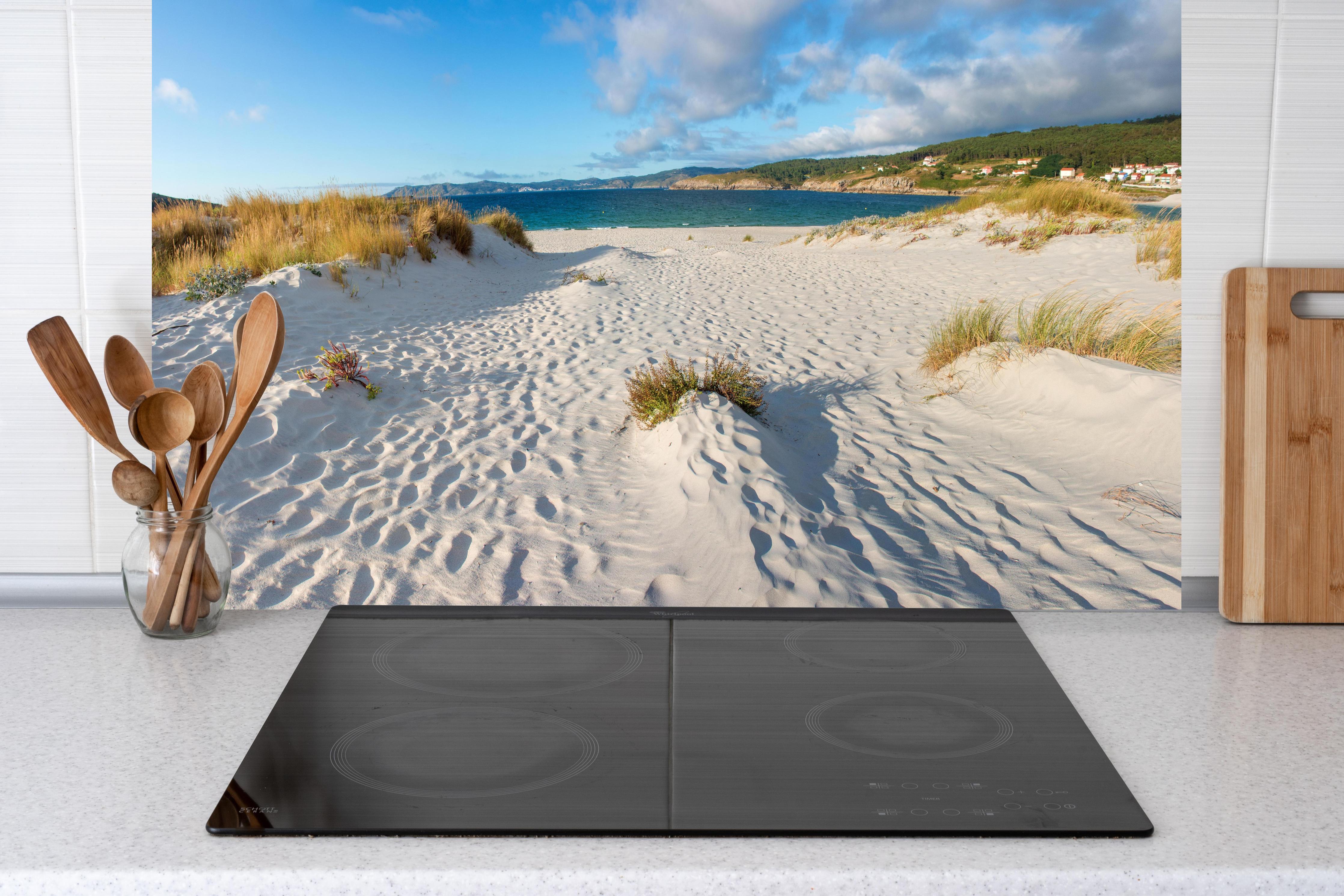 Küche - Traumhafte weiße Sanddünen mit sanftem Blau des Meeres und Himmel hinter weißen Hochglanz-Küchenregalen und schwarzem Wasserhahn