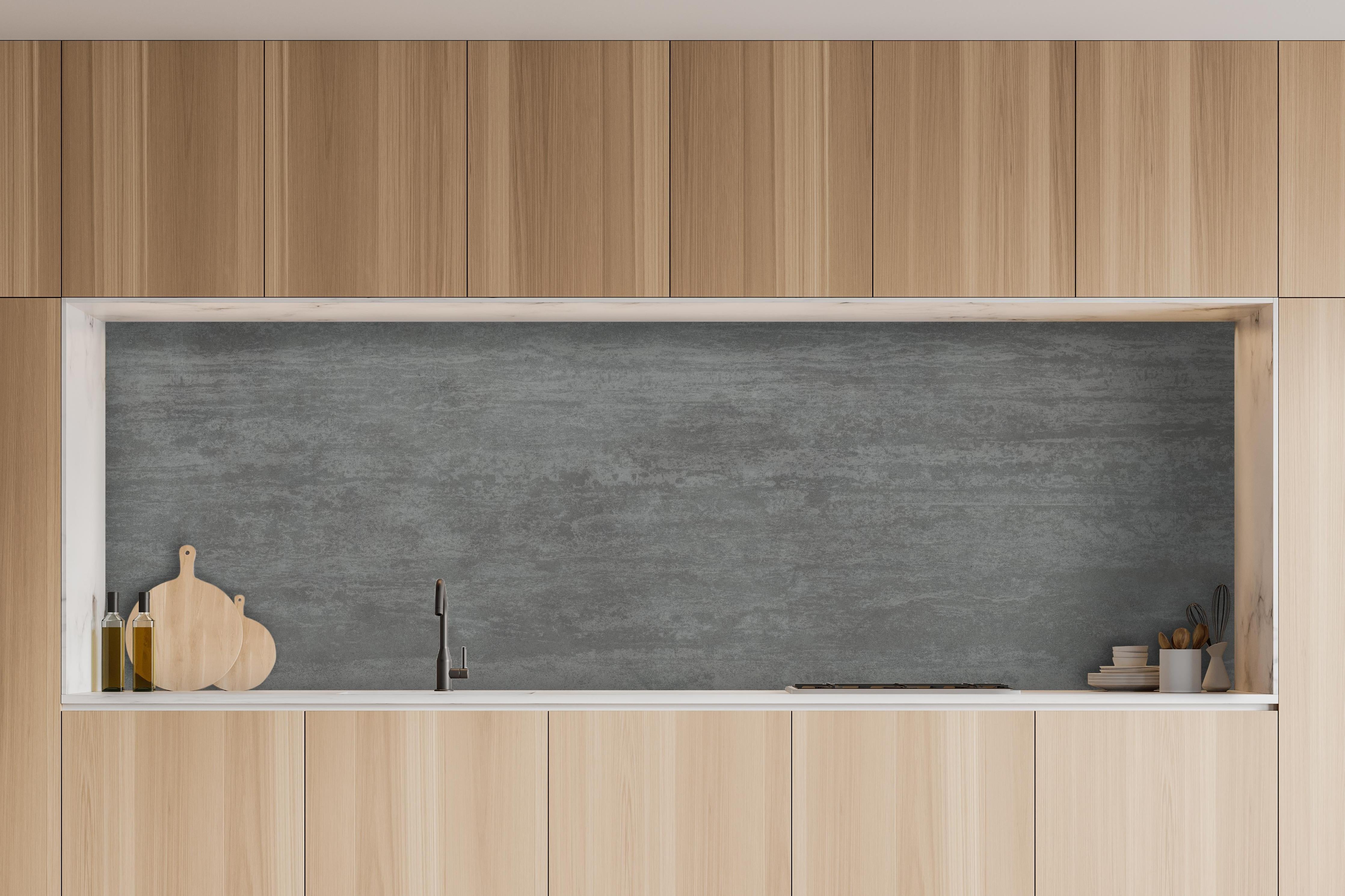 Küche - Travertino Marmor Textur hinter weißen Hochglanz-Küchenregalen und schwarzem Wasserhahn