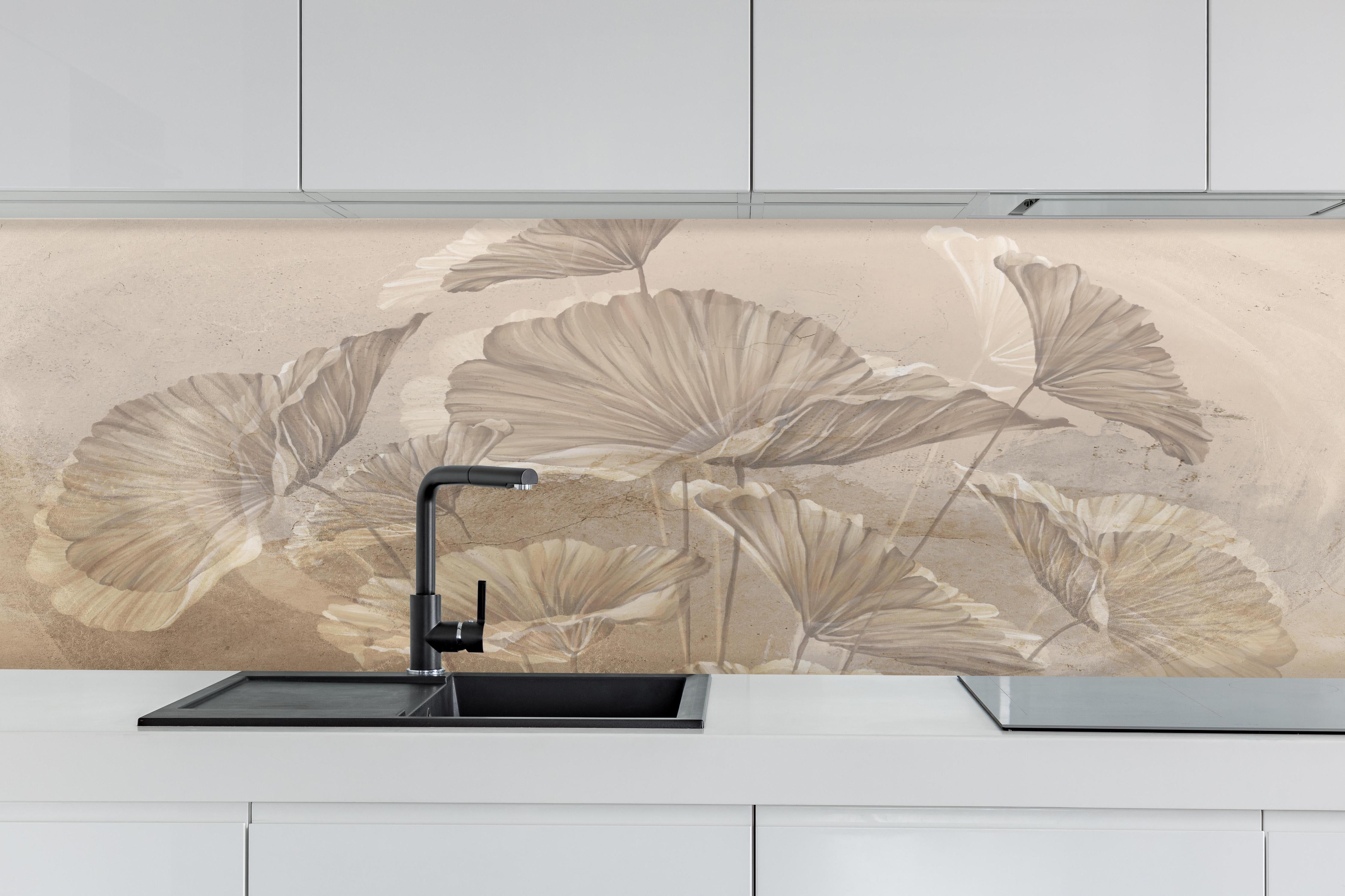 Küche - Tropische Blätter - Zeichnung hinter weißen Hochglanz-Küchenregalen und schwarzem Wasserhahn