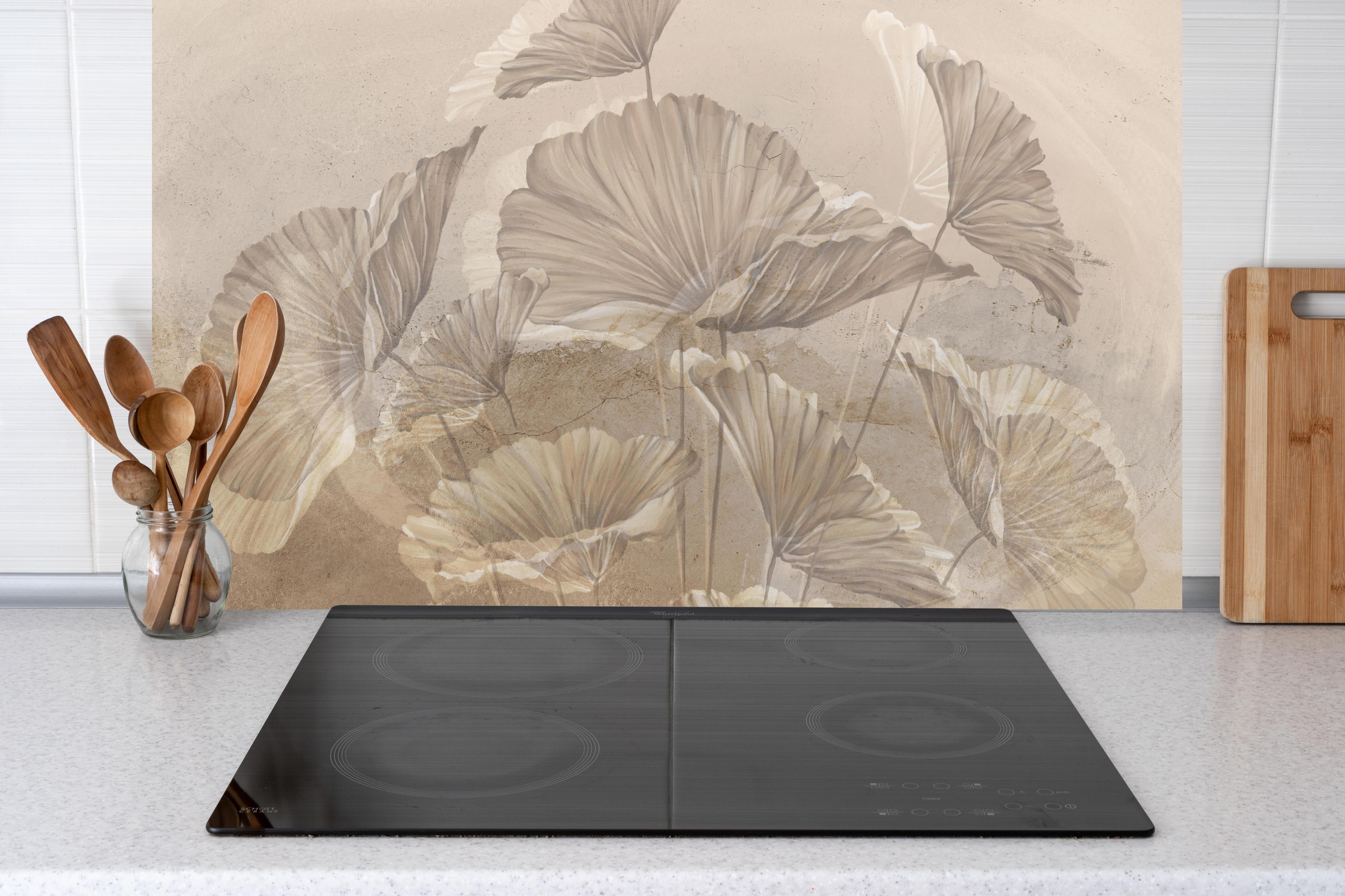 Küche - Tropische Blätter - Zeichnung hinter weißen Hochglanz-Küchenregalen und schwarzem Wasserhahn