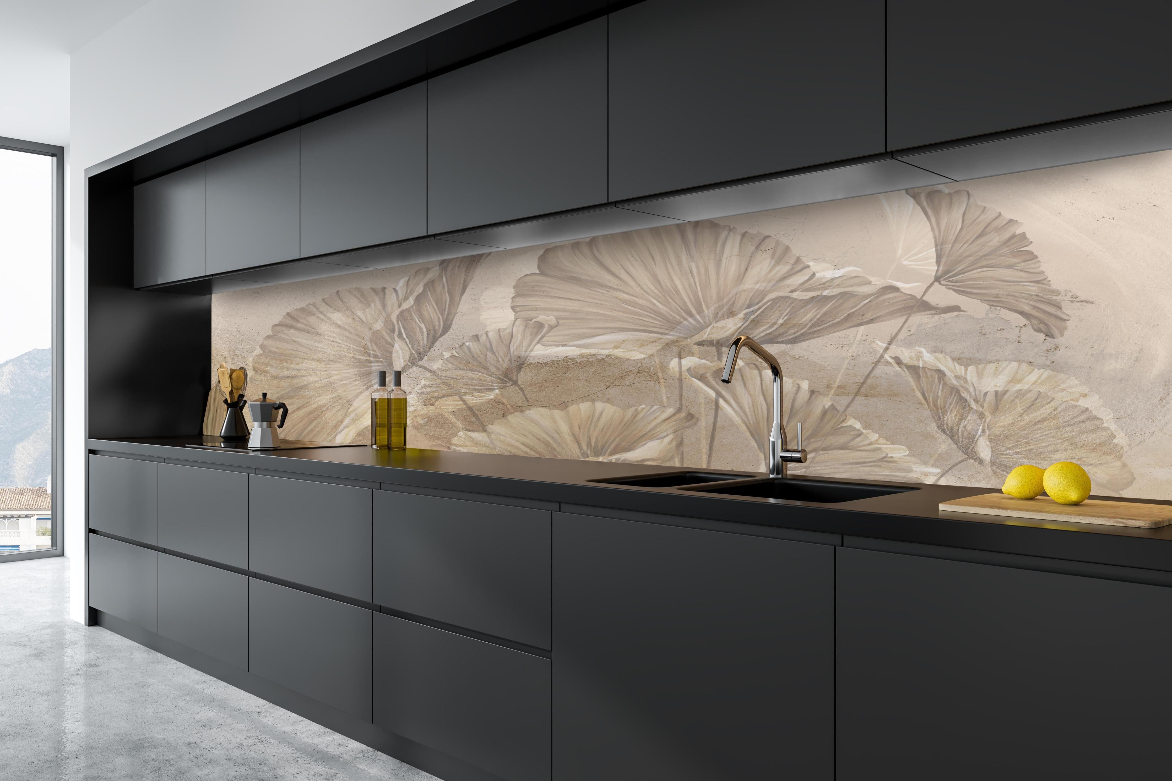 Küche - Tropische Blätter - Zeichnung hinter weißen Hochglanz-Küchenregalen und schwarzem Wasserhahn