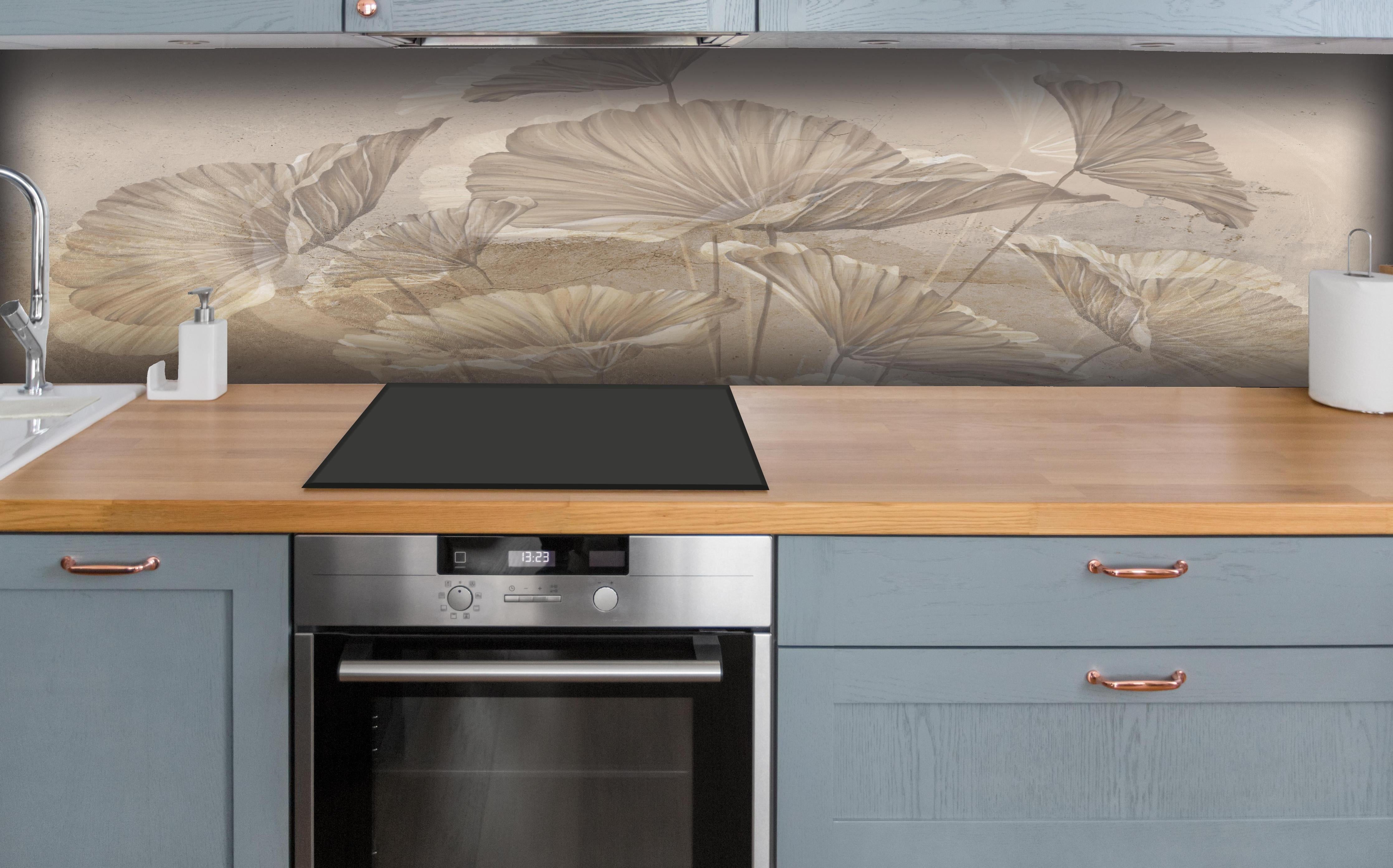 Küche - Tropische Blätter - Zeichnung hinter weißen Hochglanz-Küchenregalen und schwarzem Wasserhahn