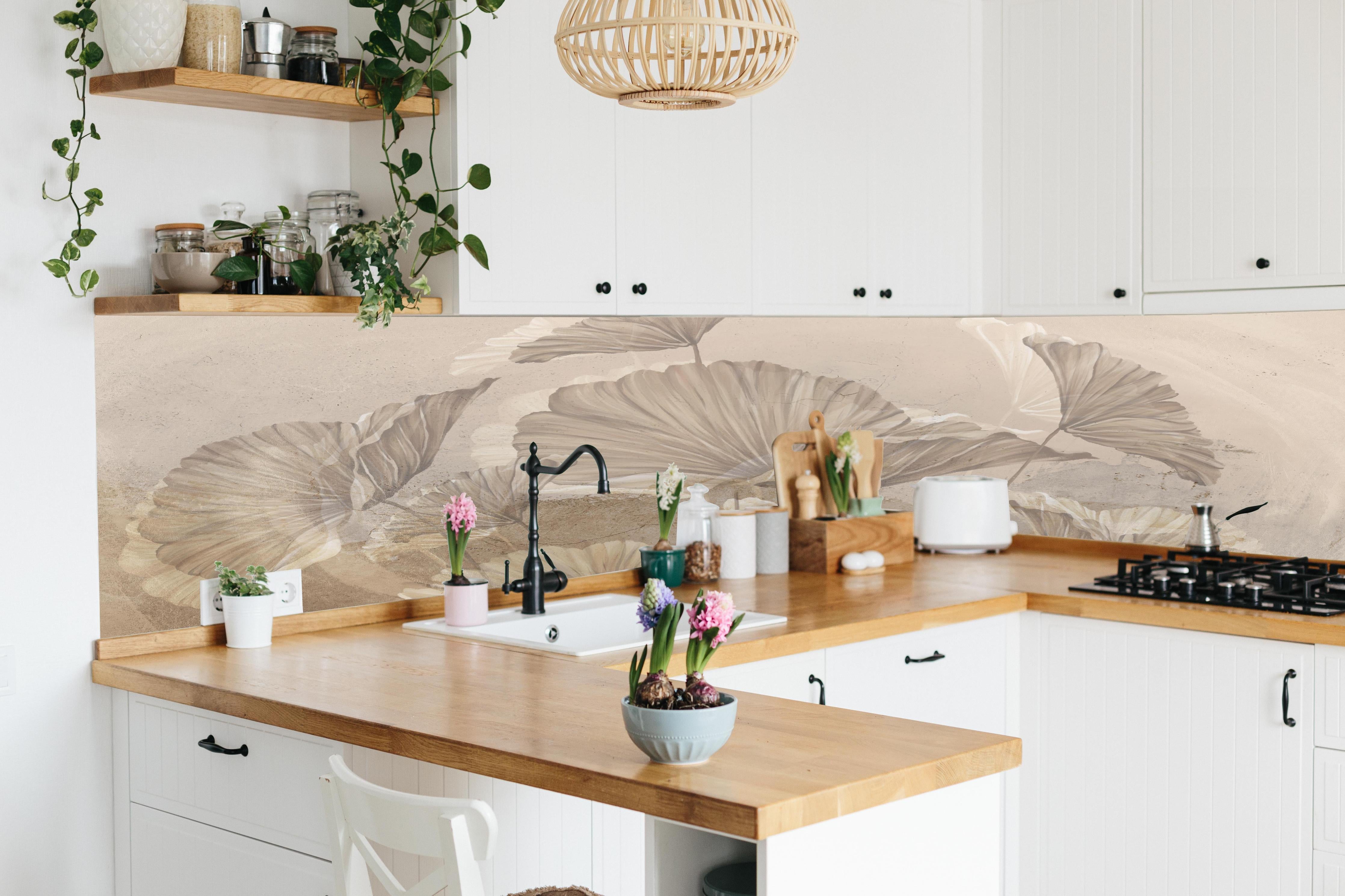 Küche - Tropische Blätter - Zeichnung hinter weißen Hochglanz-Küchenregalen und schwarzem Wasserhahn