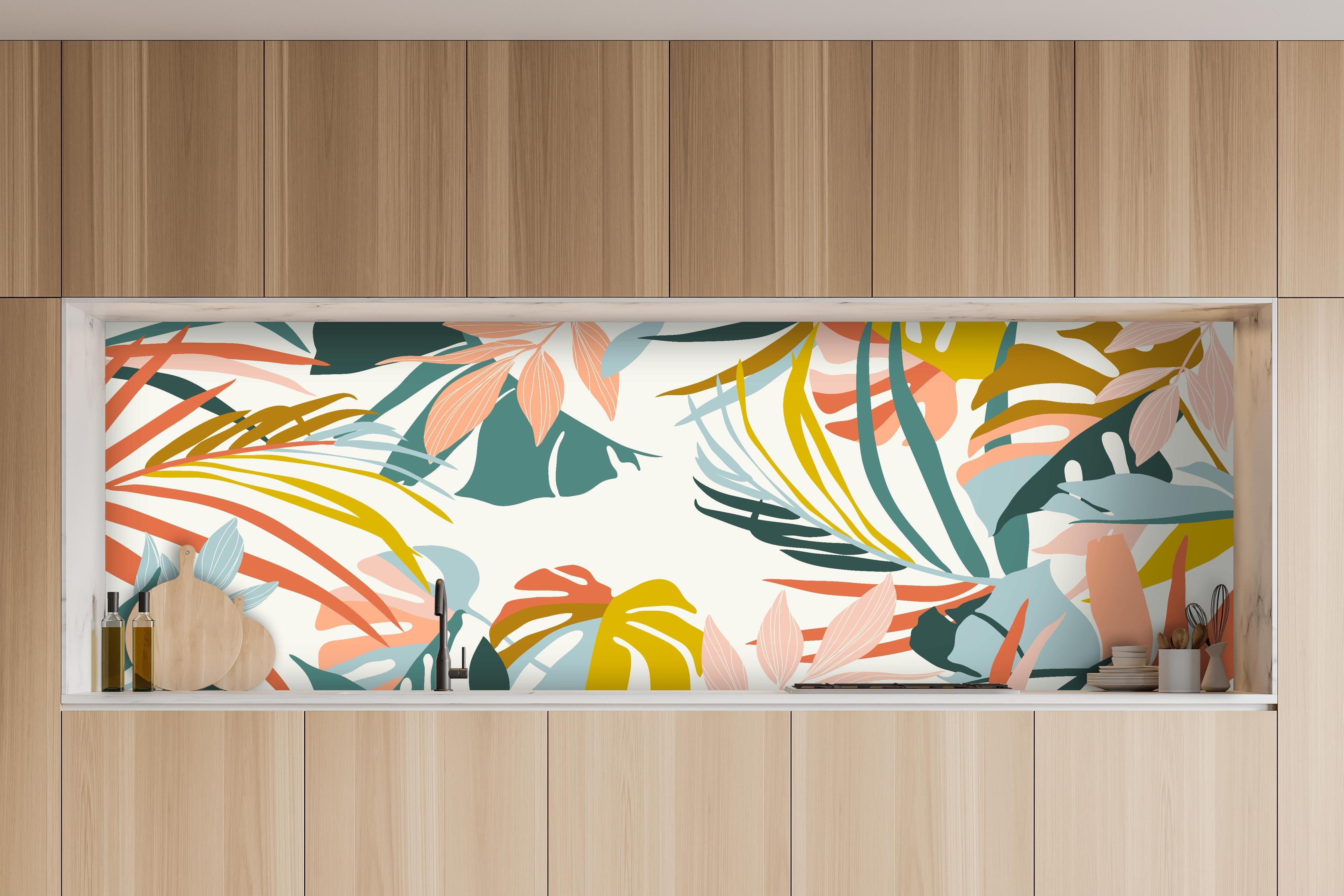 Küche - Tropische Blätter Pastellfarben Illustration hinter weißen Hochglanz-Küchenregalen und schwarzem Wasserhahn