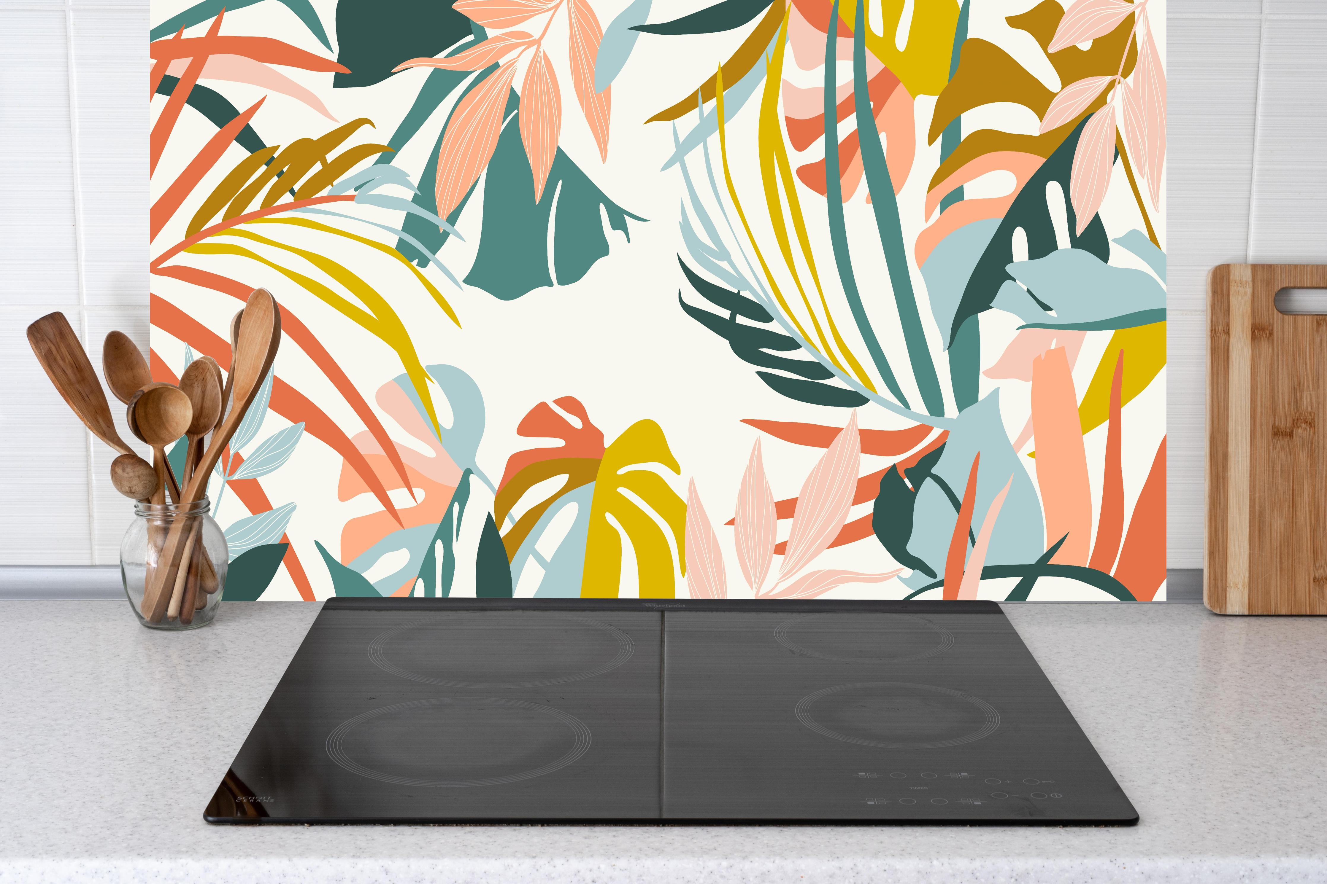 Küche - Tropische Blätter Pastellfarben Illustration hinter weißen Hochglanz-Küchenregalen und schwarzem Wasserhahn