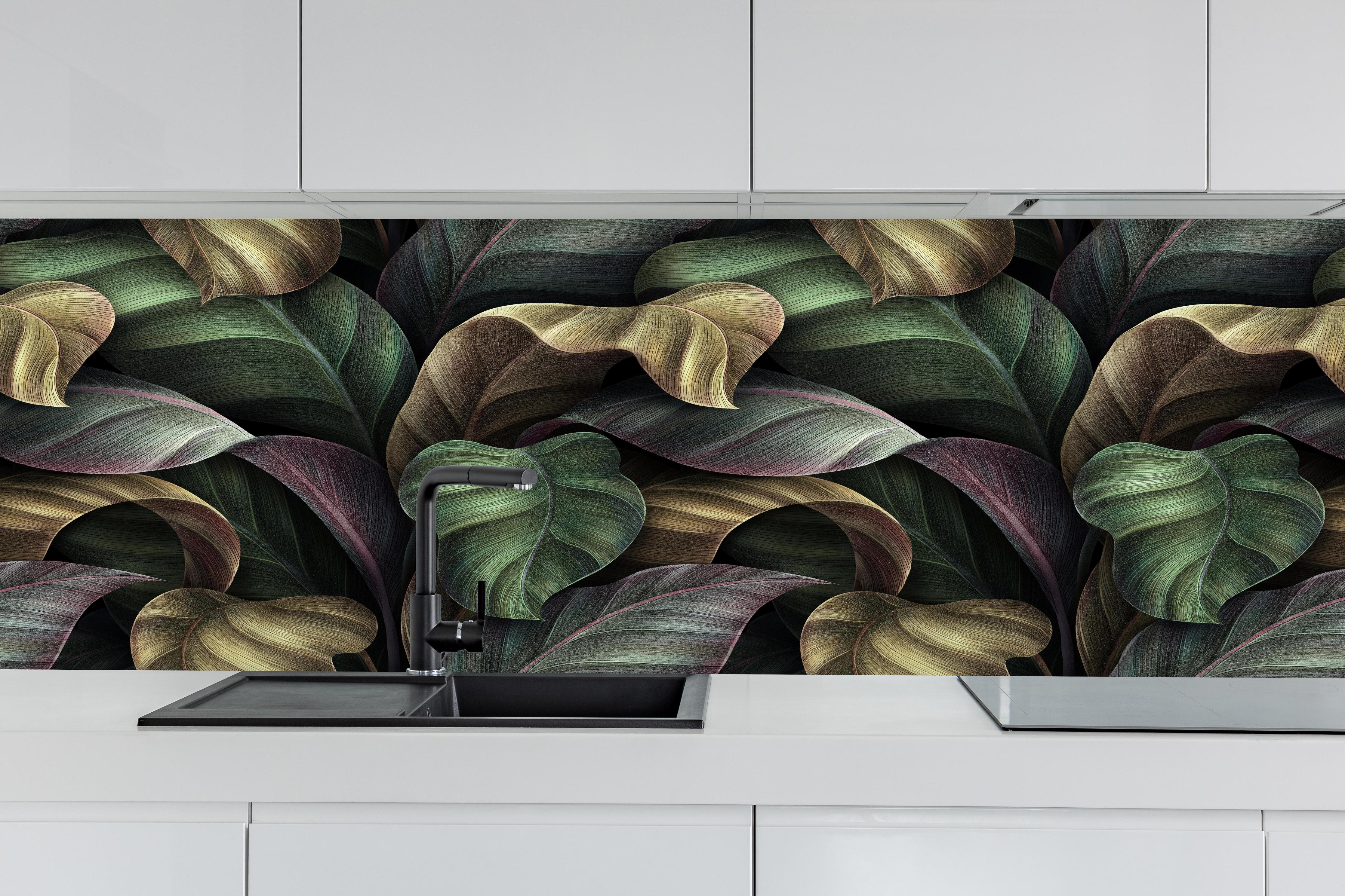 Küche - Tropische Blätter in Gold - Malerei hinter weißen Hochglanz-Küchenregalen und schwarzem Wasserhahn