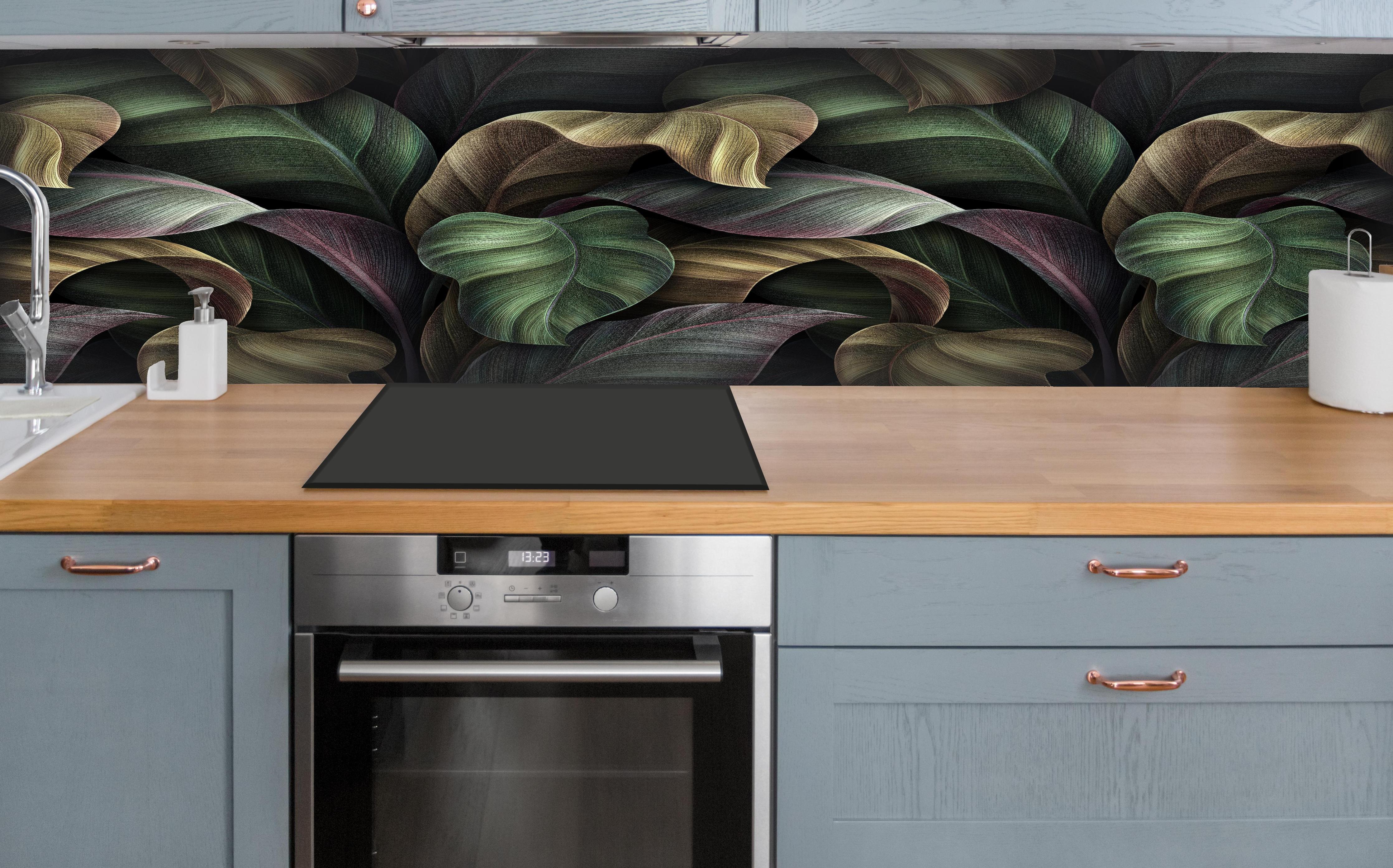 Küche - Tropische Blätter in Gold - Malerei hinter weißen Hochglanz-Küchenregalen und schwarzem Wasserhahn